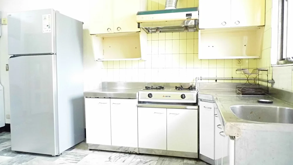 4 bedrooms apartment for rent in Beitou District, Taipei City | NT$ 33 000 | 38 ping slide 1
