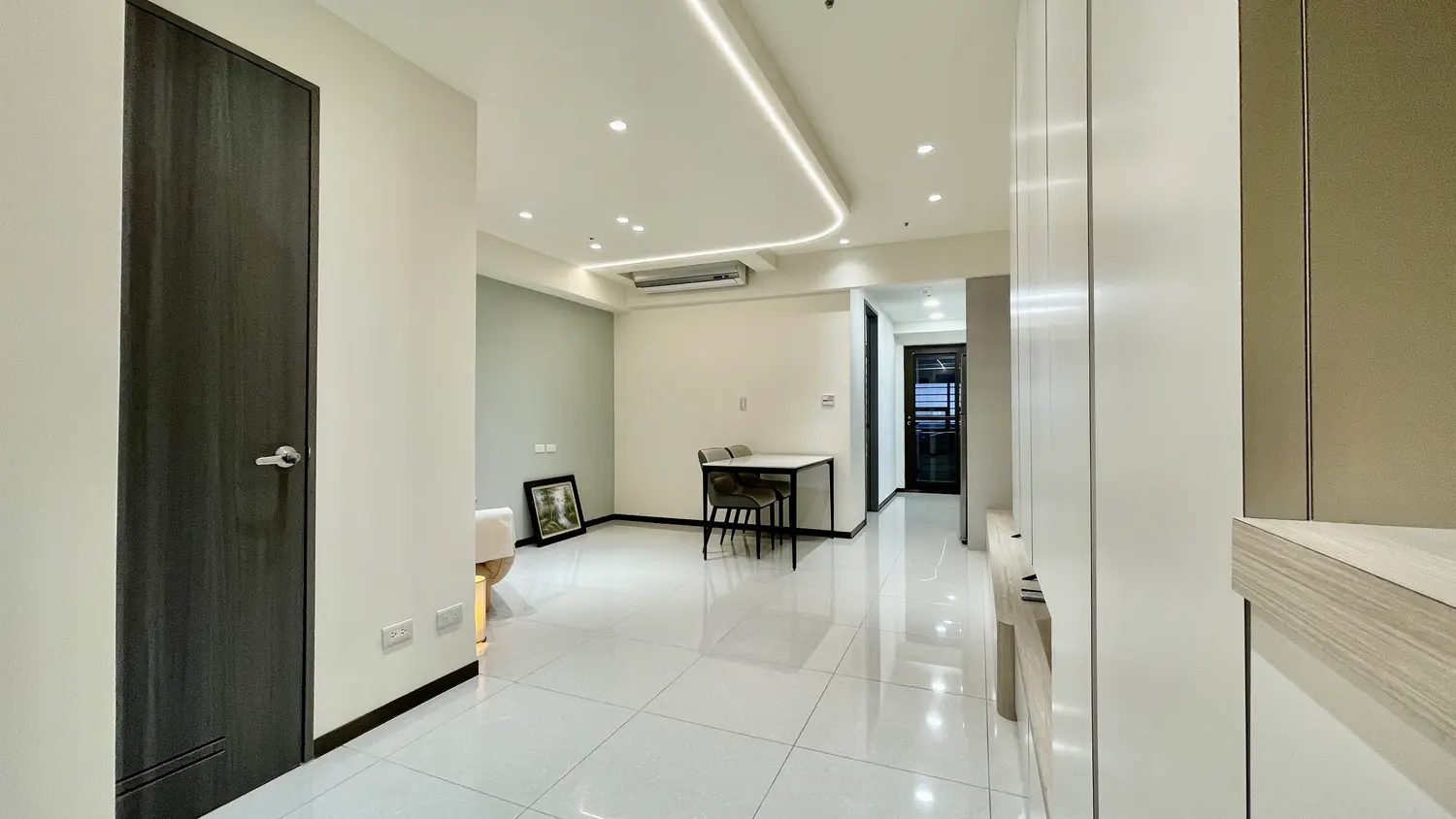 1 room apartment for rent in Zhongli District, Taoyuan City | NT$ 24 000 | 14 ping slide 1