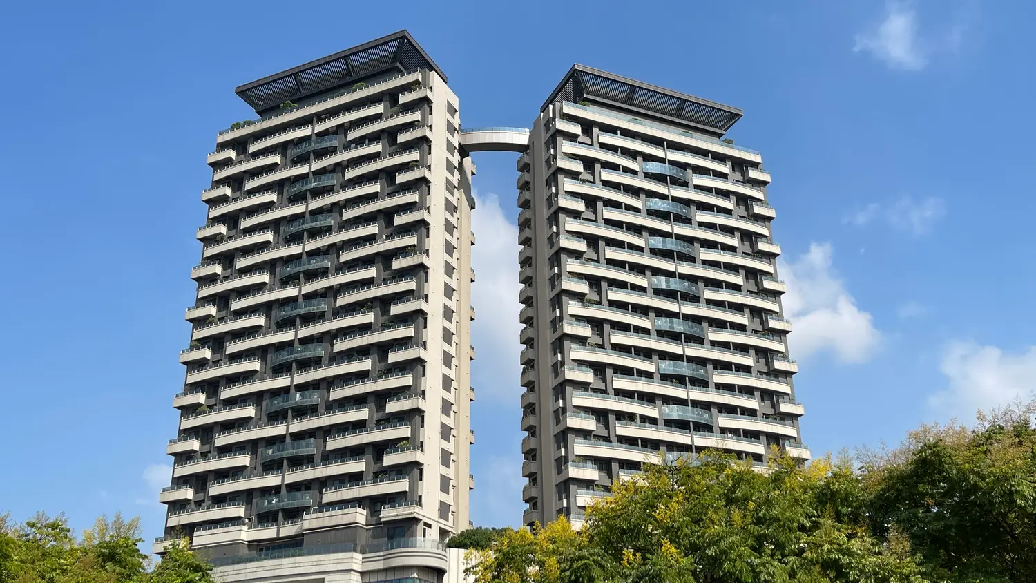 Studio apartment for rent in Zhongli District, Taoyuan City | NT$ 24 000 | 13 ping slide 0