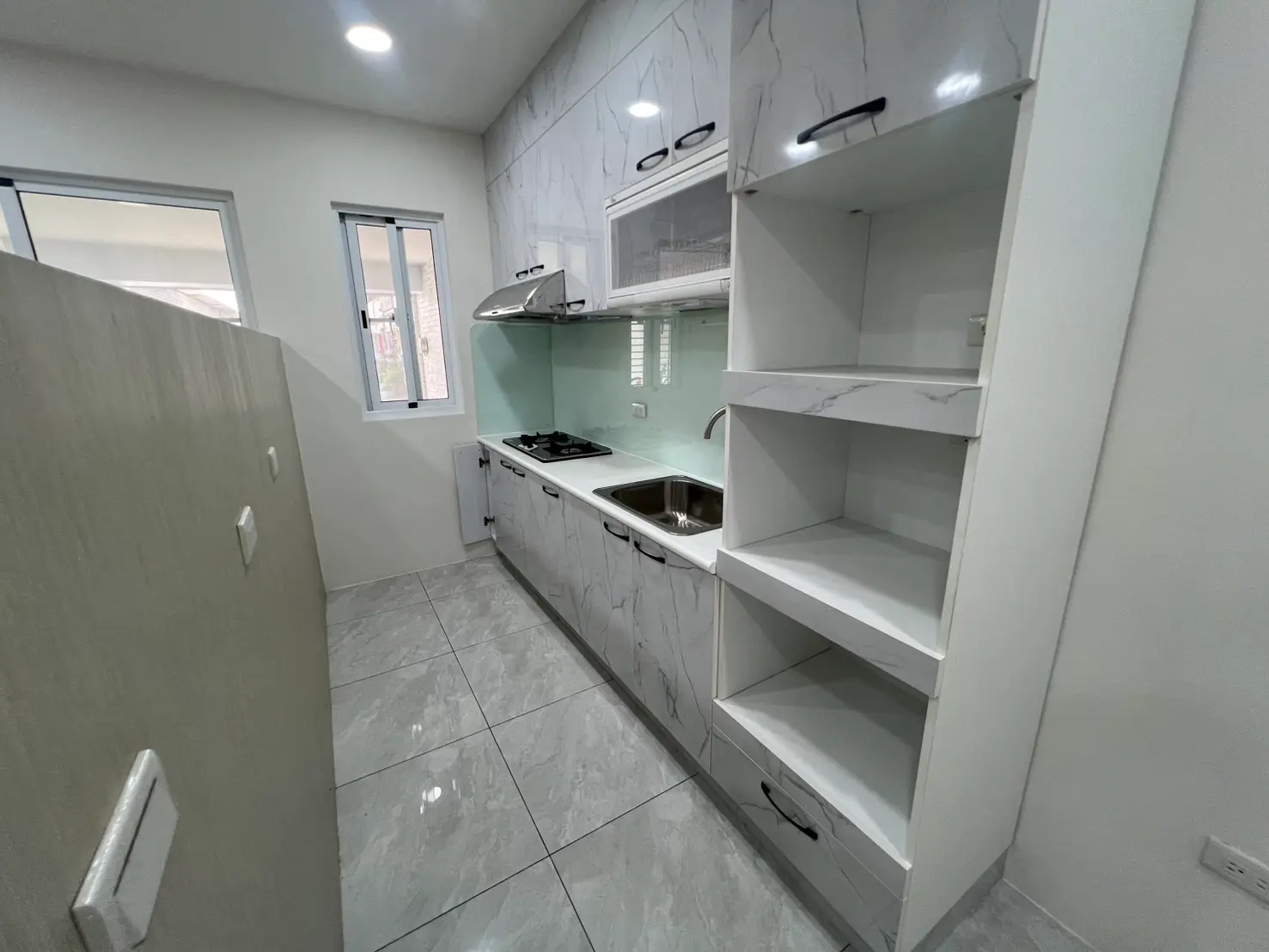 2 bedrooms apartment for sale in Sanmin District, Kaohsiung City | NT$ 9 360 000 | 19 ping slide 1