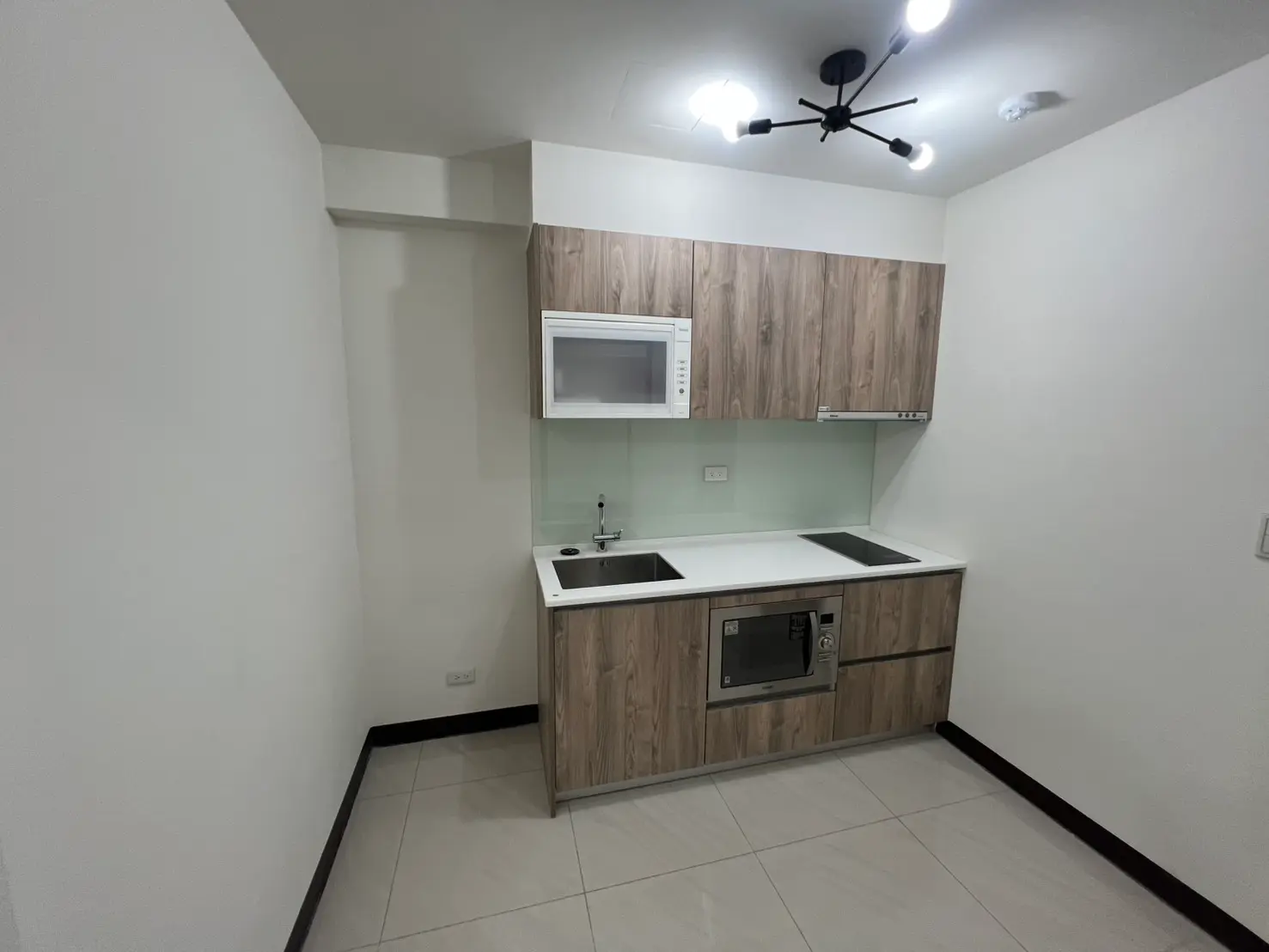 2 bedrooms apartment for rent in Sanmin District, Kaohsiung City | NT$ 32 500 | 18 ping slide 0