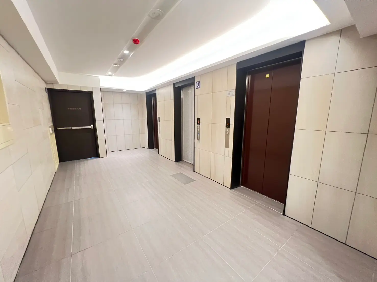 2 bedrooms apartment for rent in Sanmin District, Kaohsiung City | NT$ 27 200 | 18 ping slide 6