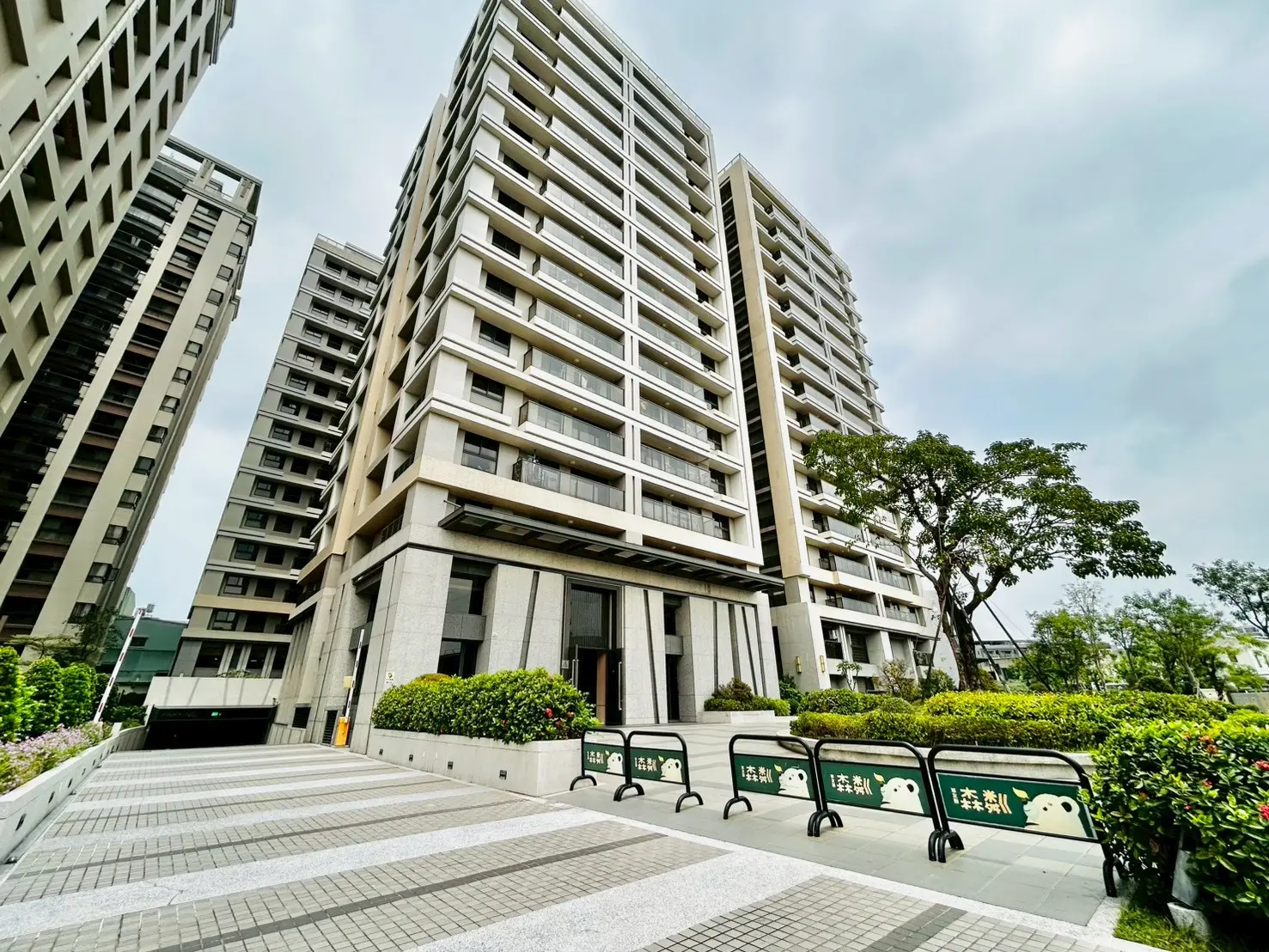 2 bedrooms apartment for sale in Fengshan District, Kaohsiung City | TWD 9 980 000 | 15 ping slide 0