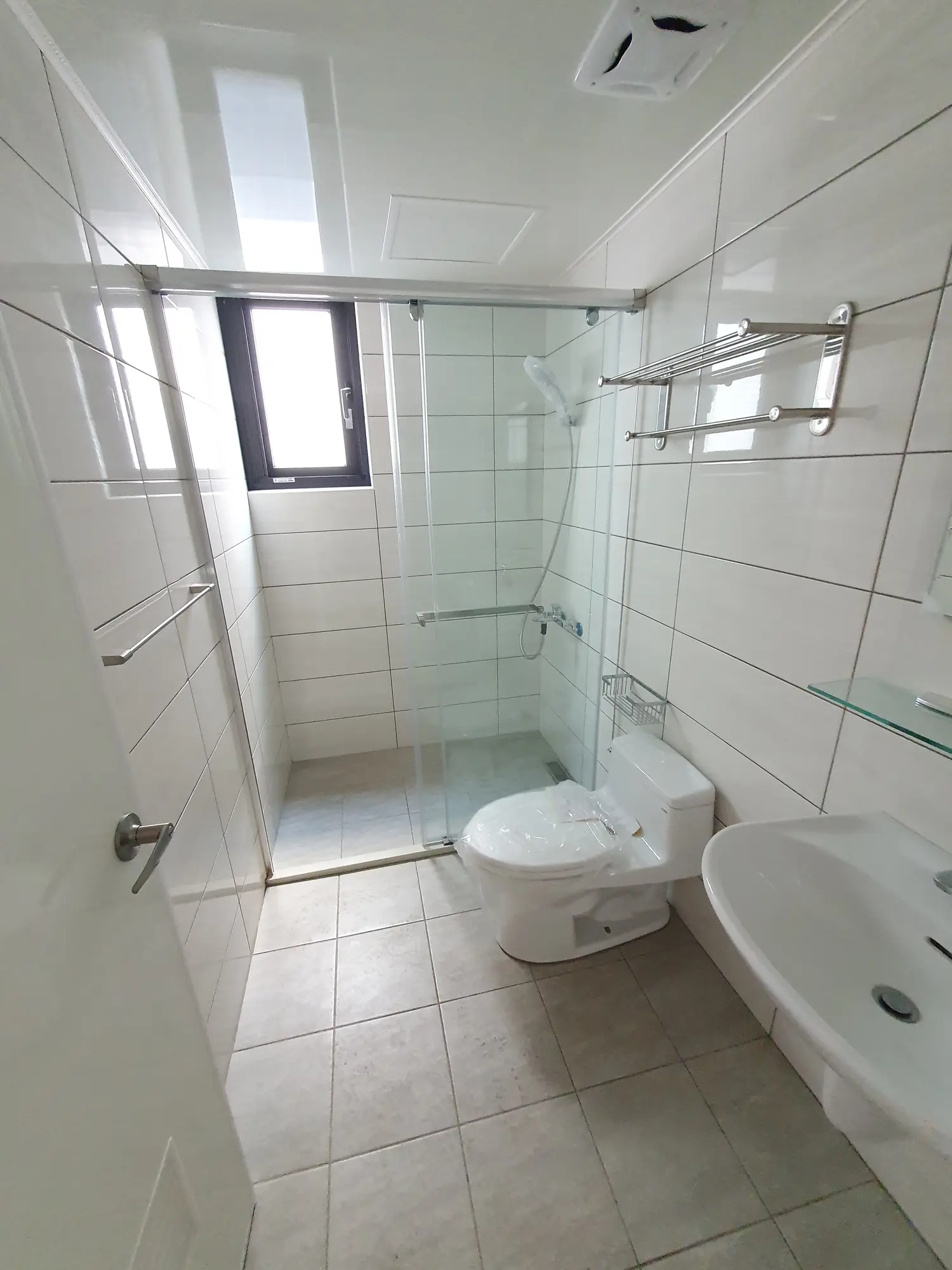 3 bedrooms apartment for rent in Wuqi District, Taichung City | NT$ 27 000 | 32 ping slide 2