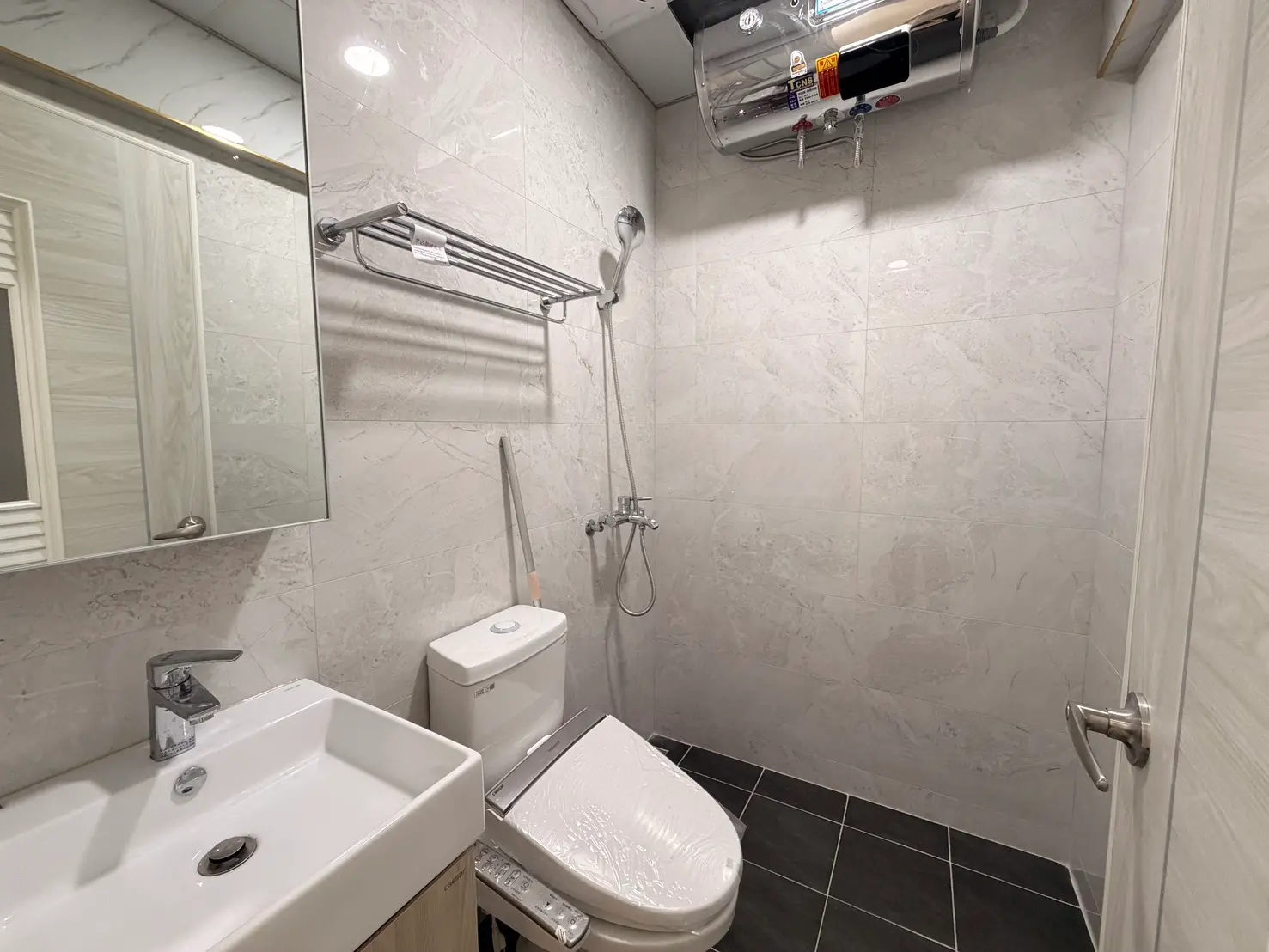 2 bedrooms apartment for rent in Xinyi District, Taipei City | NT$ 38 000 | 16 ping slide 10