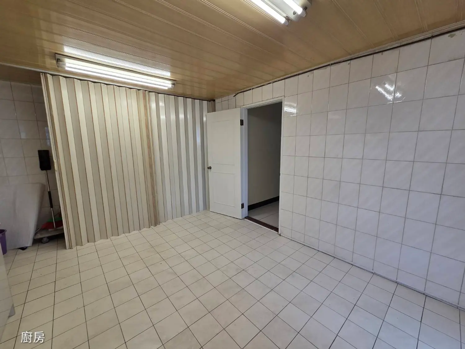 4 bedrooms apartment for rent TWD 50 000 - 50 ping - Shilin District,Taipei City slide 0