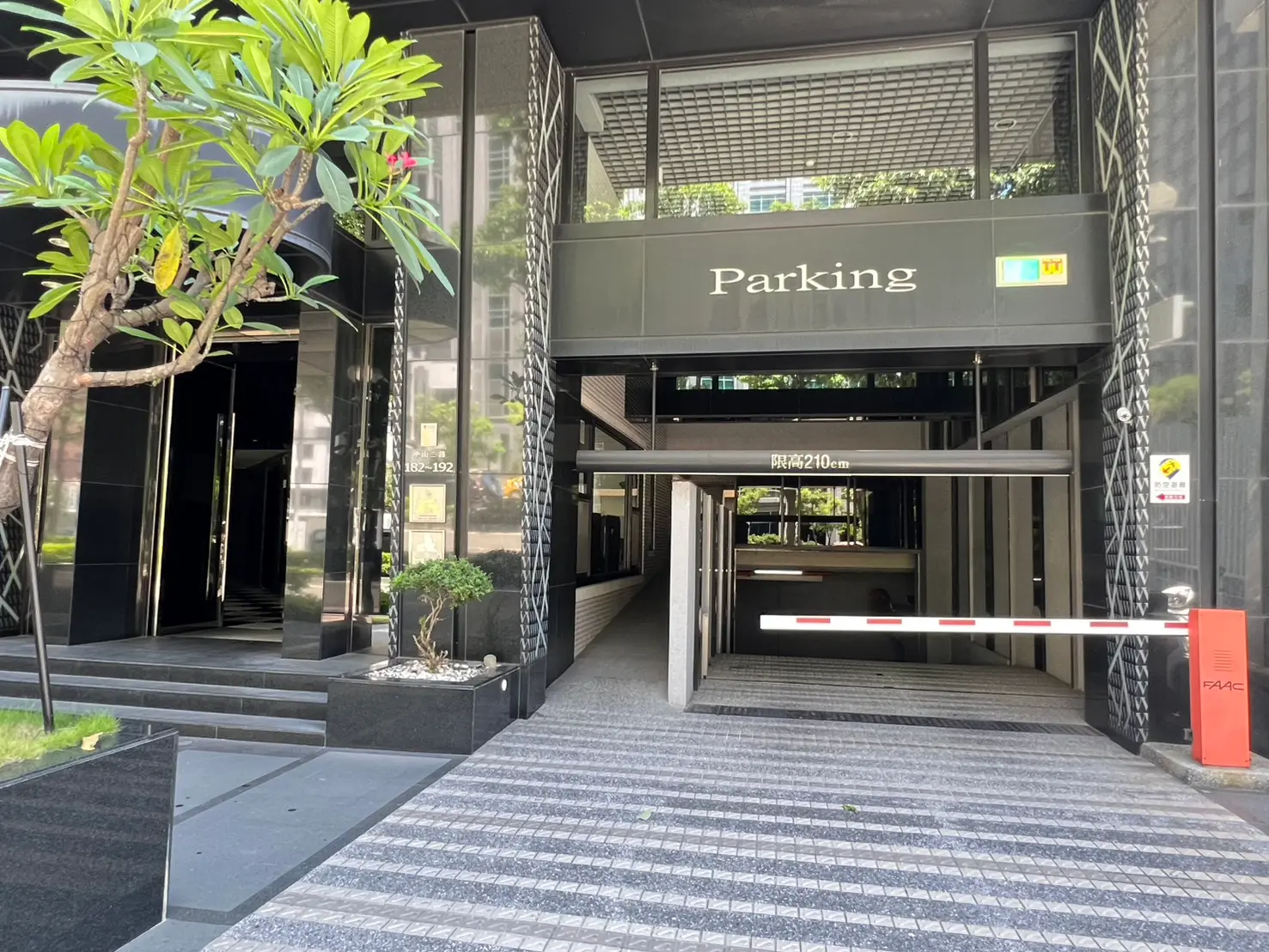 1 room apartment for rent in Cianjhen District, Kaohsiung City | NT$ 22 000 | 13 ping slide 11