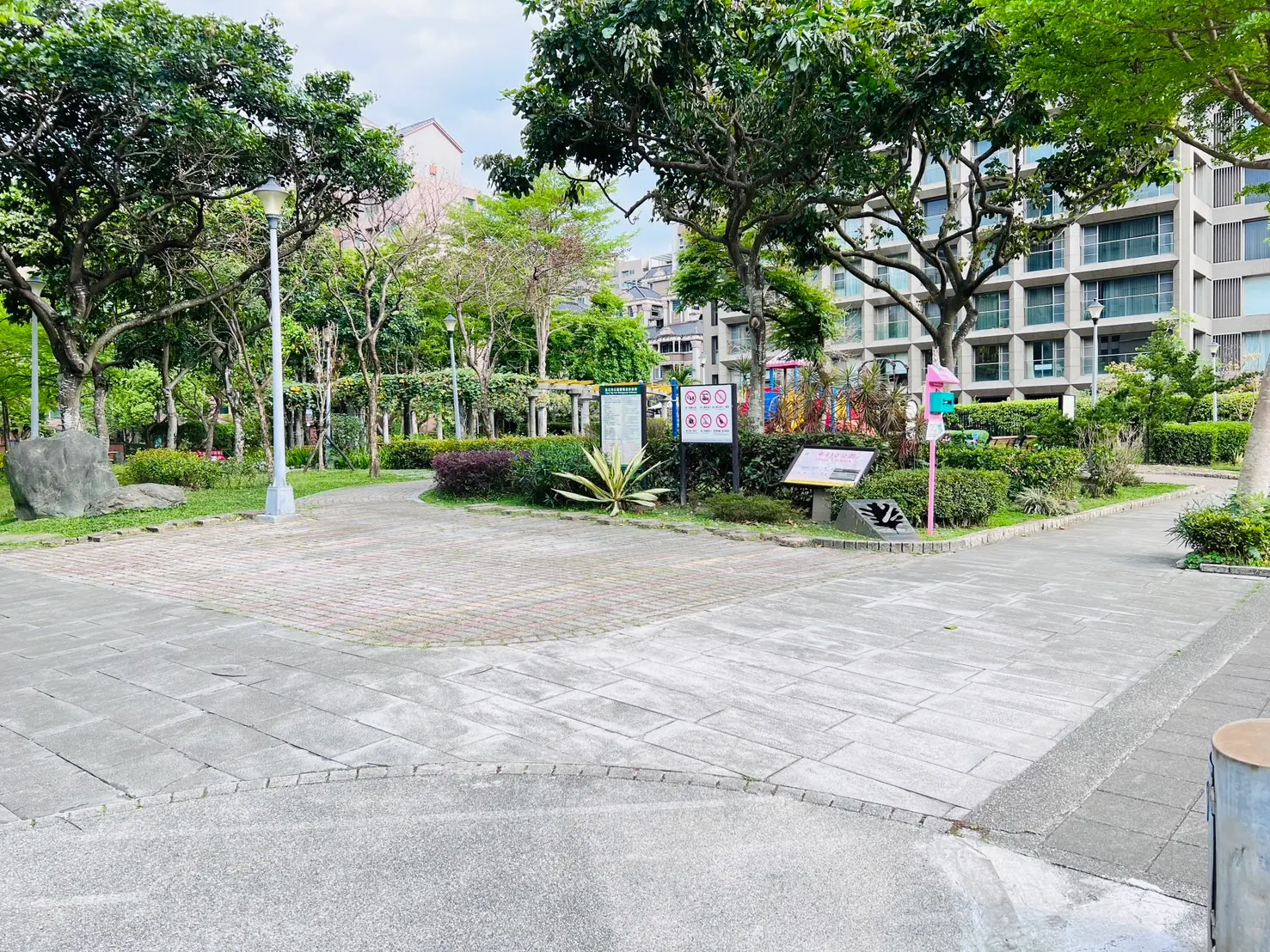 Studio apartment for sale in Zhongshan District, Taipei City | NT$ 69 990 000 | 38 ping slide 4