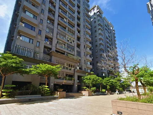 Room for rent TWD 9 500 - Wenhua Road - 3 bedrooms