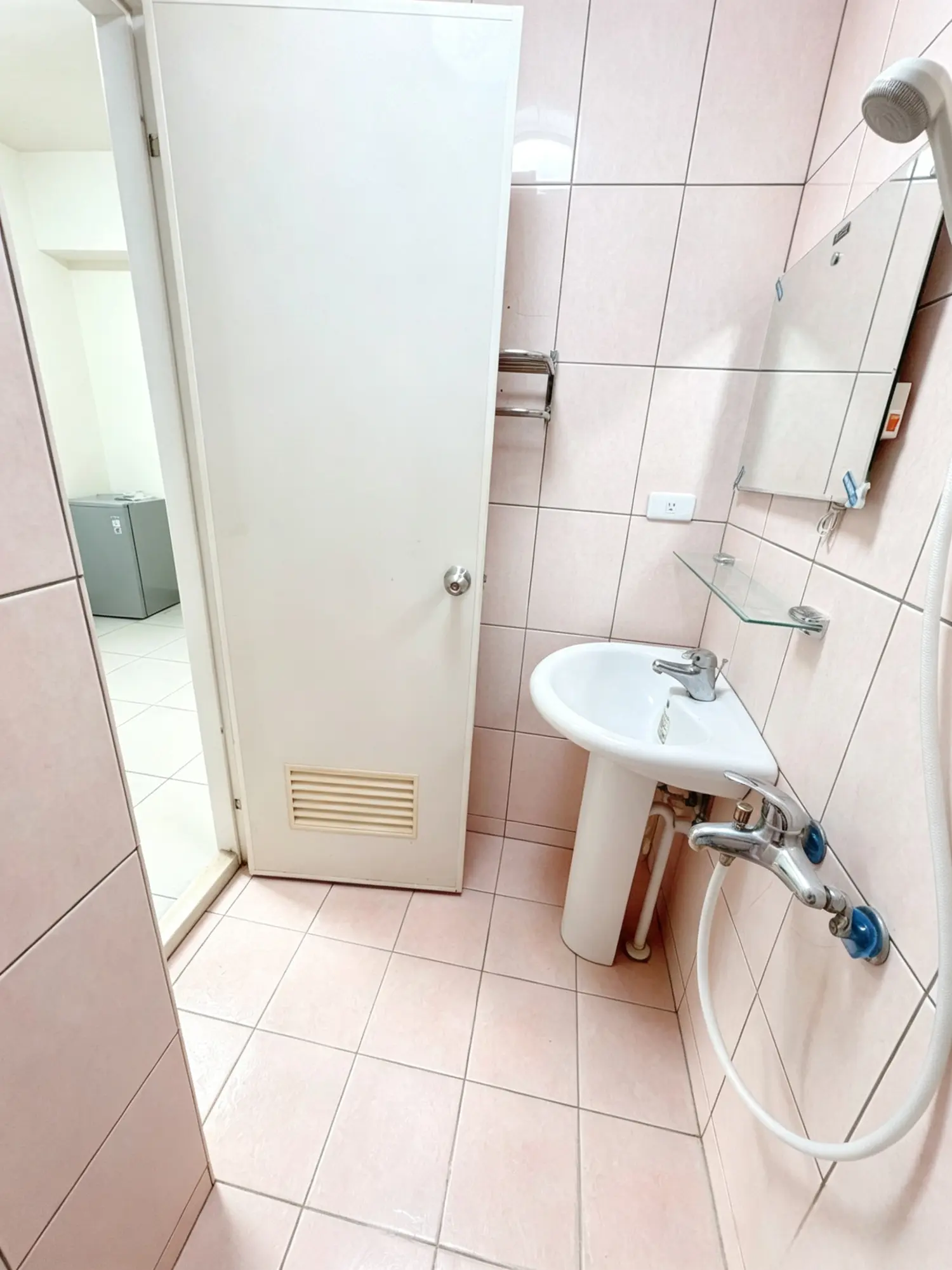 Room for rent in Xitun District, Taichung City | NT$ 6 500 | 5 ping slide 3
