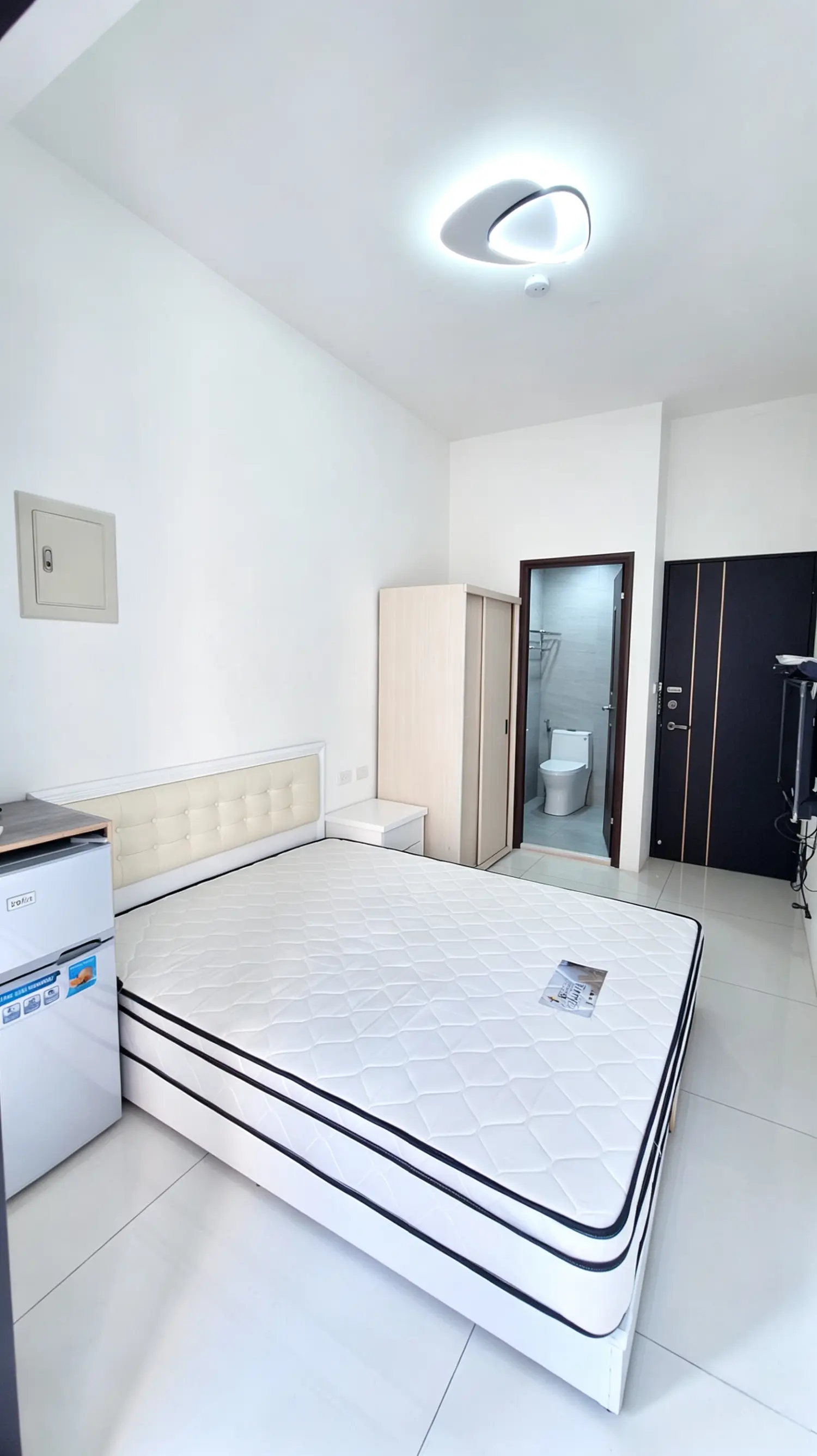 Room for rent in Central District, Taichung City | NT$ 9 500 | 5 ping slide 1