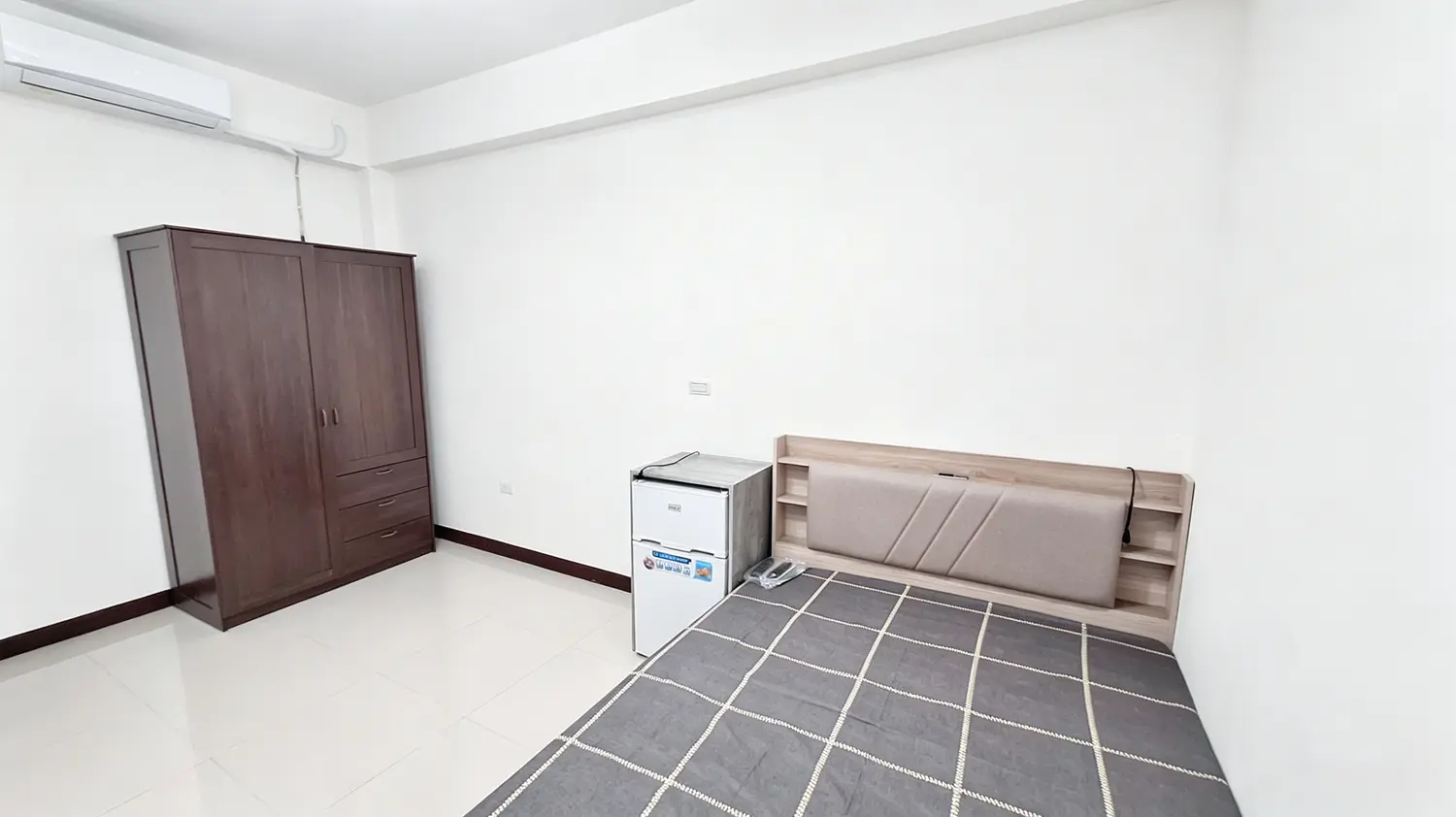 Room for rent in Central District, Taichung City | NT$ 10 500 | 7 ping slide 1