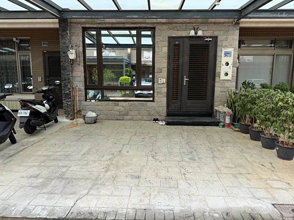 Room for rent in Nantun District, Taichung City | NT$ 16 000 | 17 ping slide 0