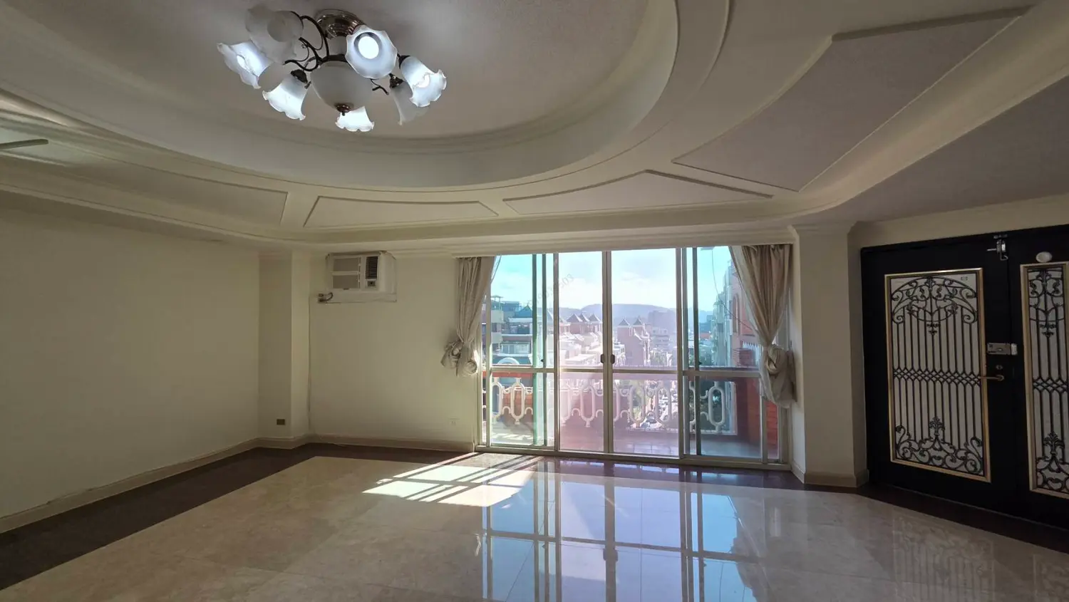 4 bedrooms apartment for rent in Shilin District, Taipei City | TWD 76 000 | 70 ping slide 1