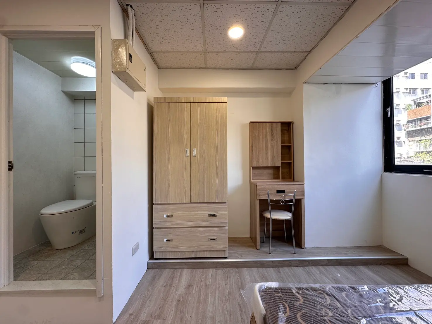 Room for rent in Zhongshan District, Taipei City | NT$ 25 000 | 5 ping slide 4