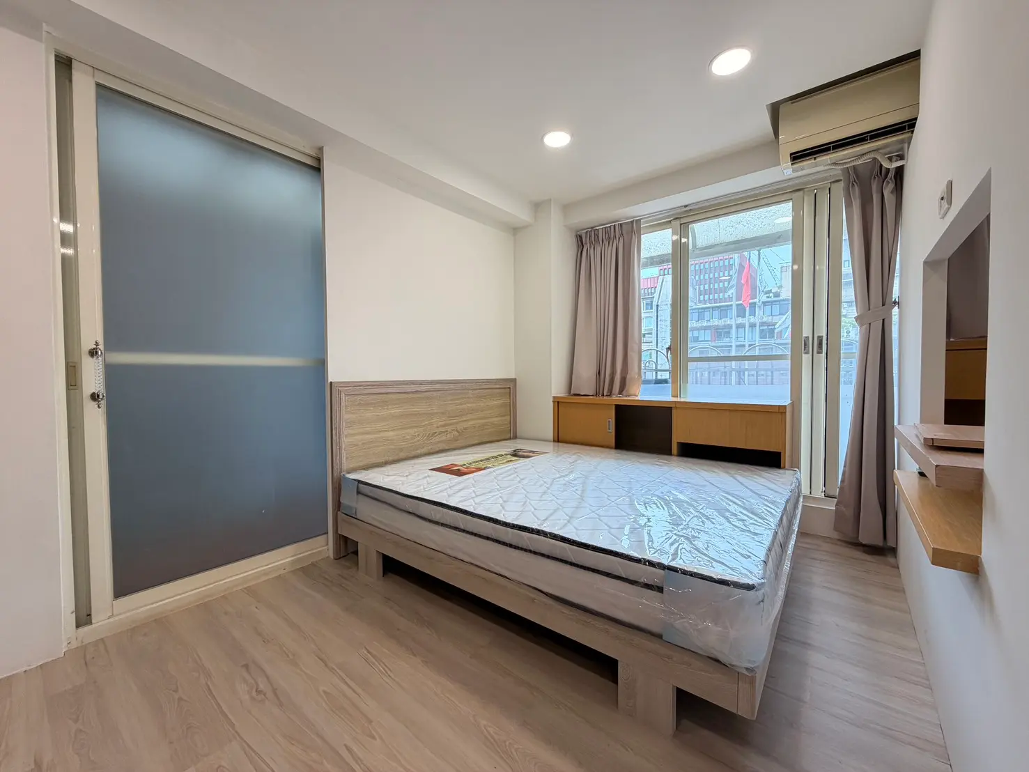 Room for rent in Zhongshan District, Taipei City | NT$ 29 800 | 8 ping slide 1