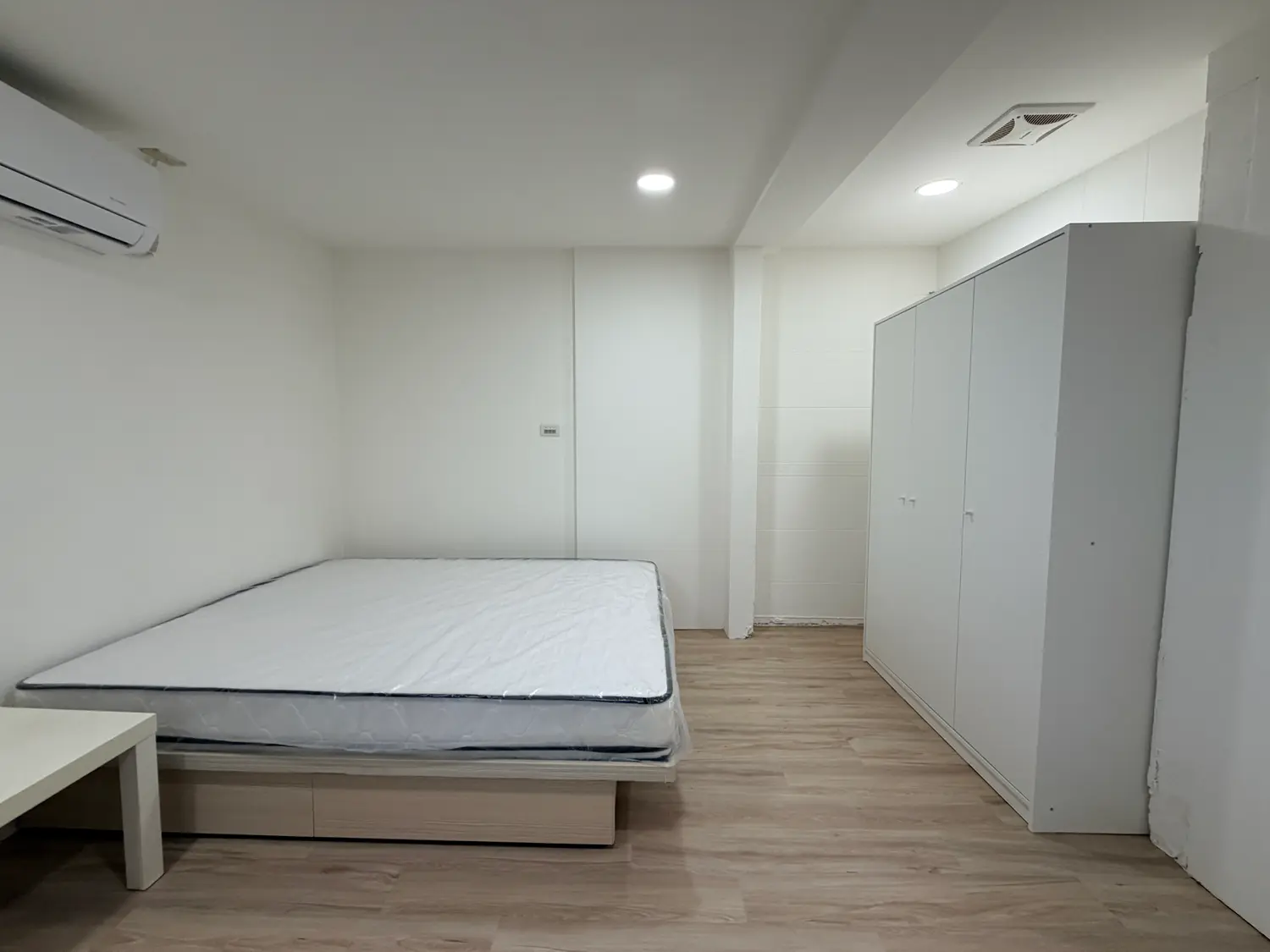 Room for rent in Zhongzheng District, Taipei City | NT$ 17 800 | 7 ping slide 1
