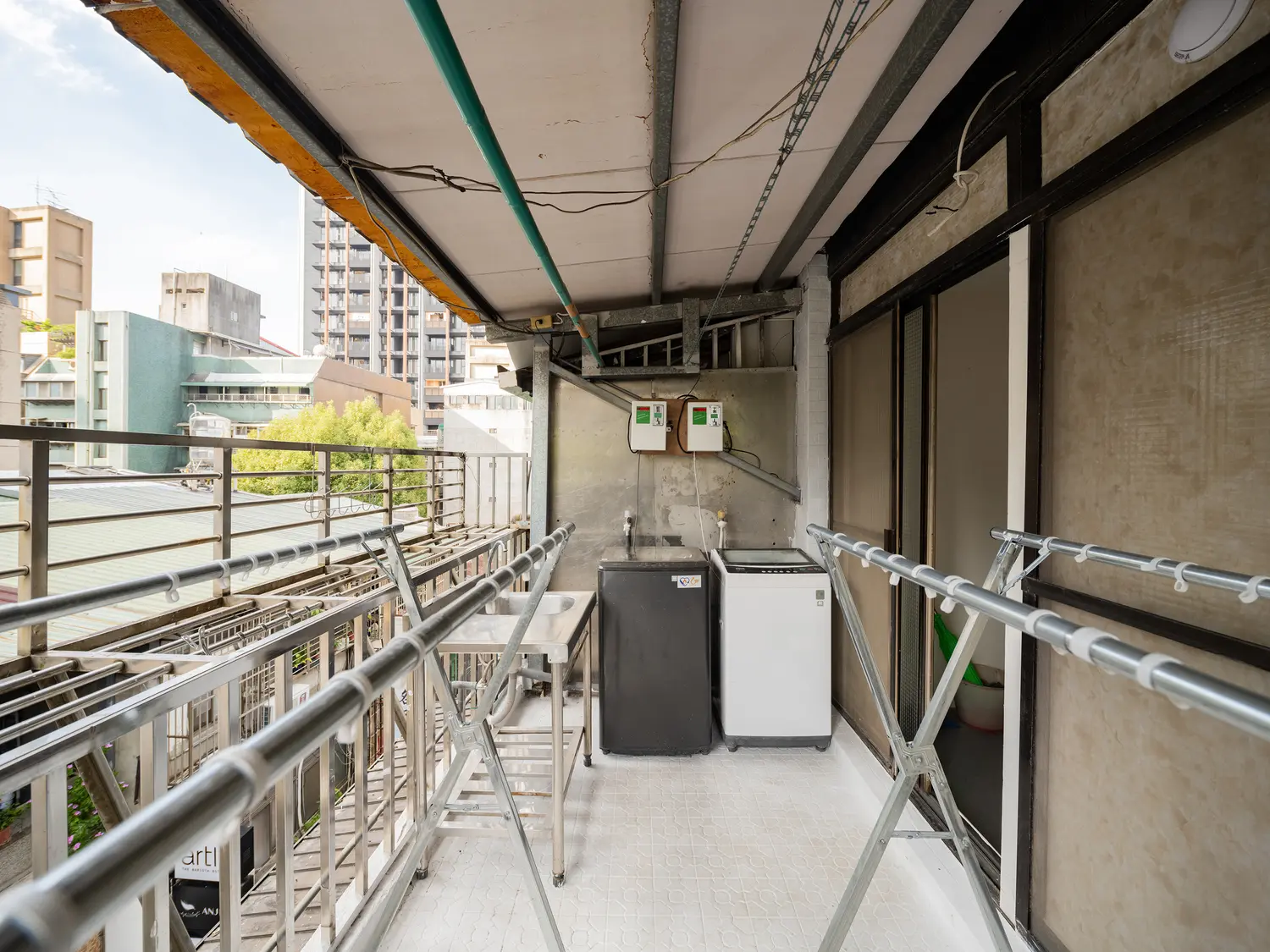 Room for rent in Daan District, Taipei City | NT$ 17 000 | 8 ping slide 1