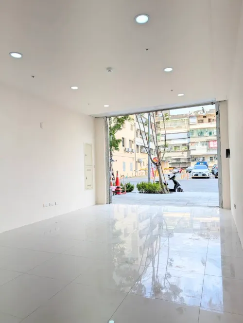 Shop / Retail for rent in Lingya District, Kaohsiung City | NT$ 31 000 | 12 ping slide 1