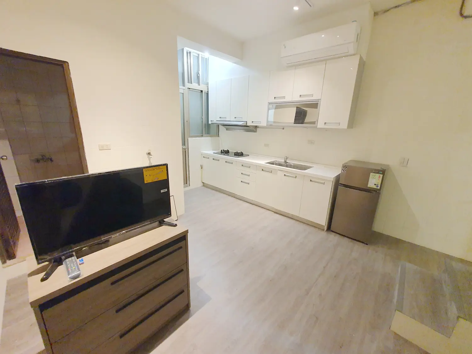 1 room apartment for rent TWD 21 000 - 12 ping - West District,Taichung City slide 1