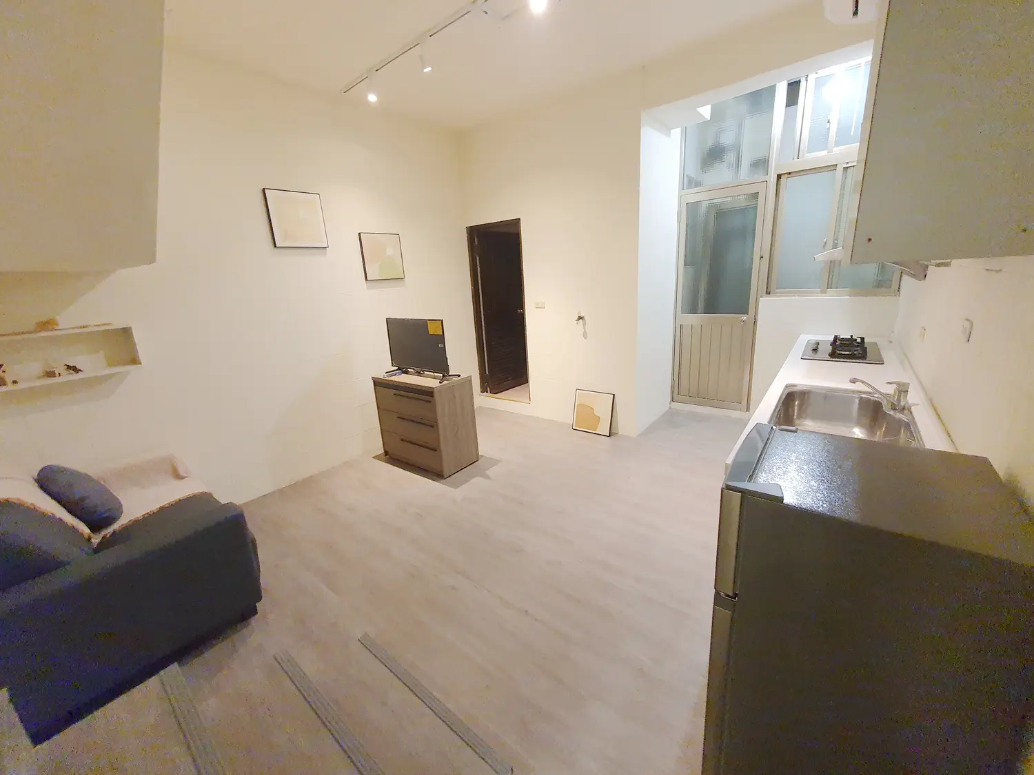 1 room apartment for rent TWD 21 000 - 12 ping - West District,Taichung City slide 0