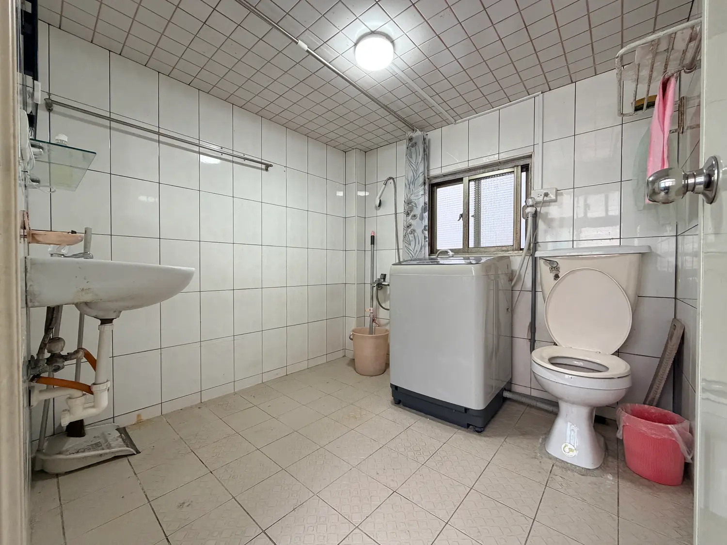 2 bedrooms apartment for rent in Datong District, Taipei City | NT$ 25 000 | 17 ping slide 0