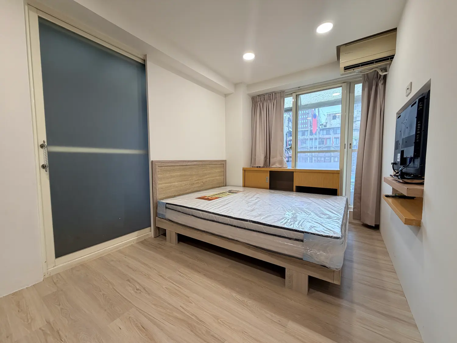 1 room apartment for rent in Zhongshan District, Taipei City | NT$ 30 800 | 8 ping slide 0