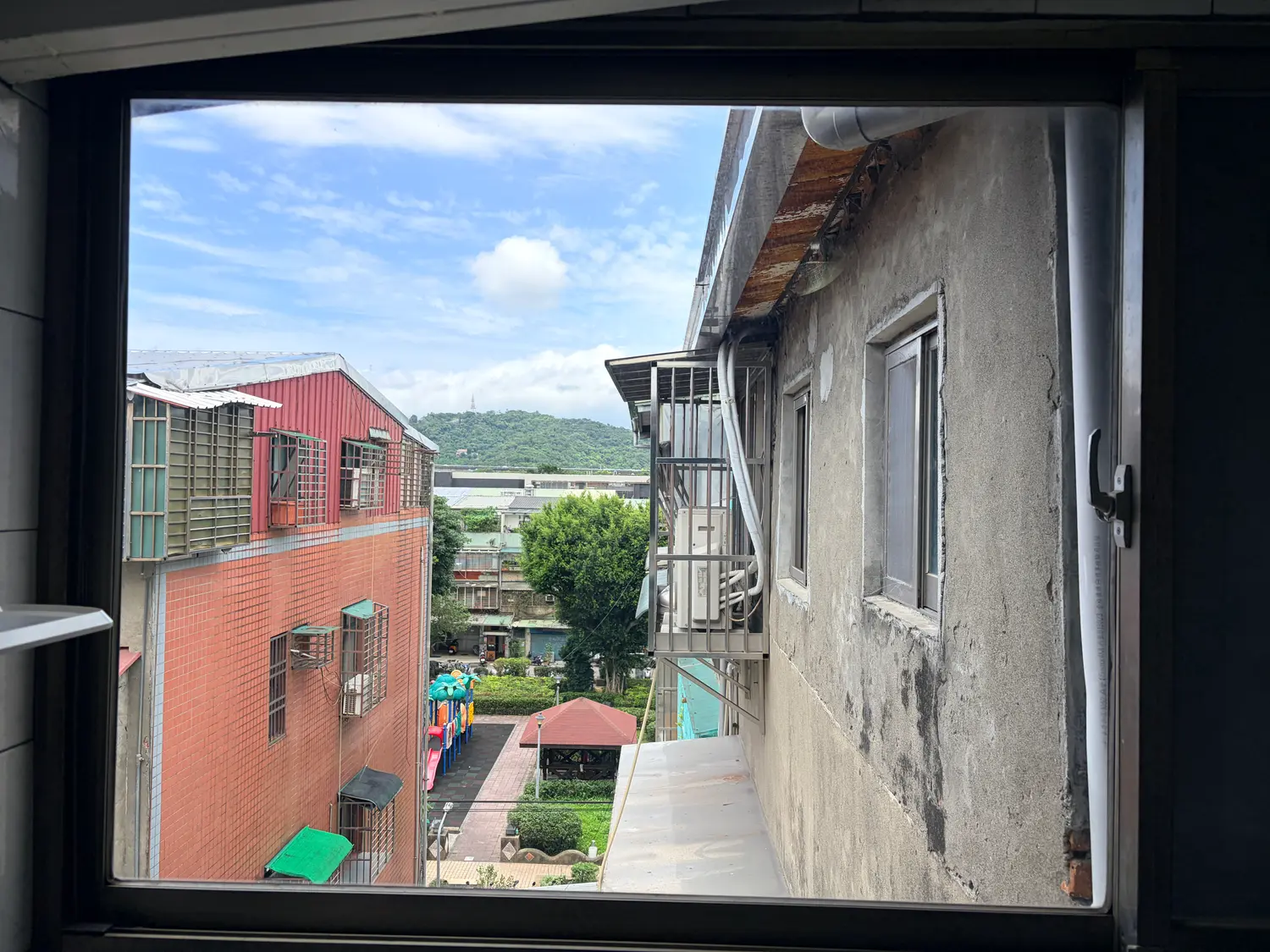 2 bedrooms apartment for rent in Zhongshan District, Taipei City | NT$ 27 800 | 27 ping slide 2