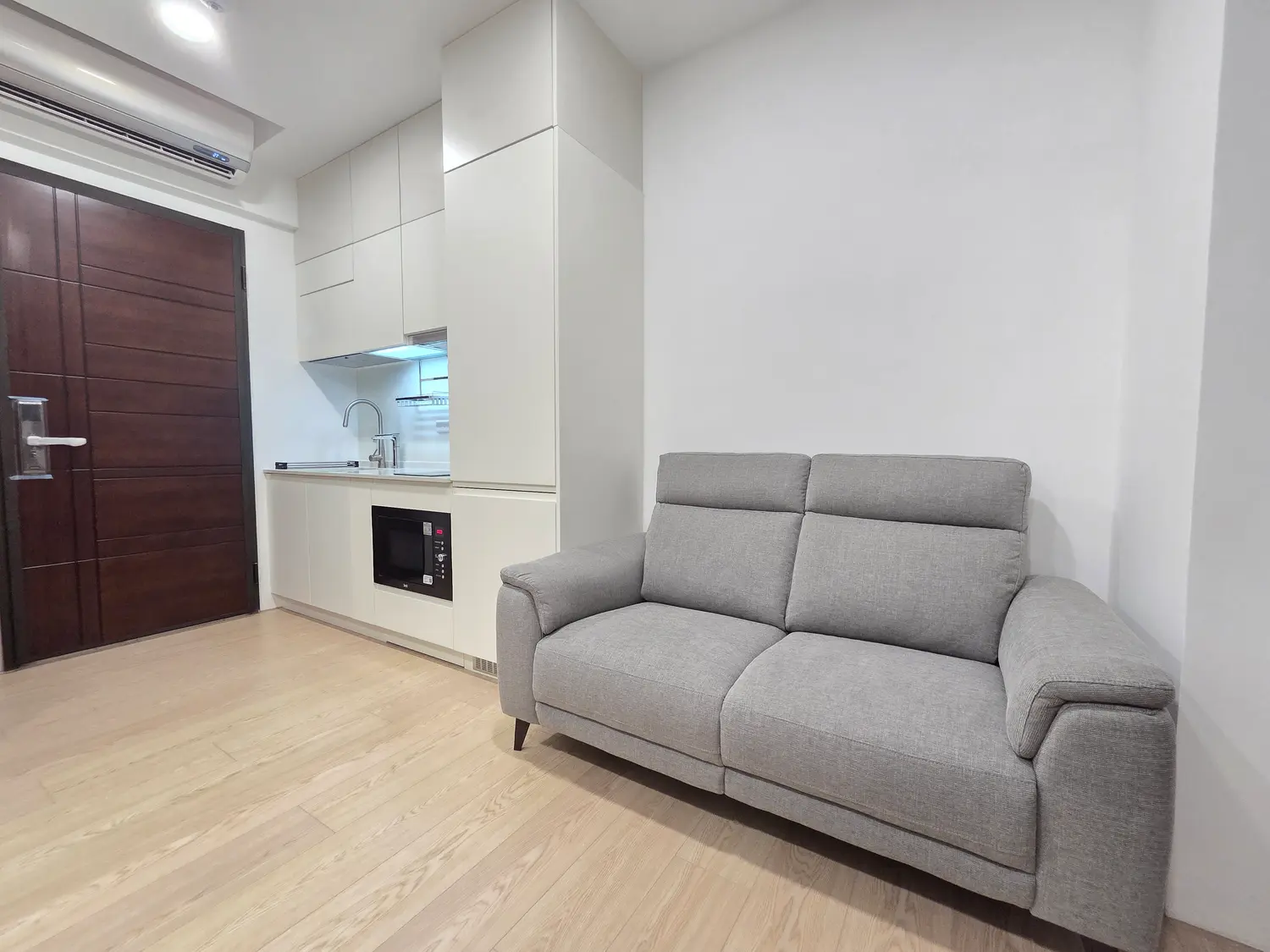 1 room apartment for rent in Zhongshan District, Taipei City | NT$ 43 000 | 7 ping slide 2