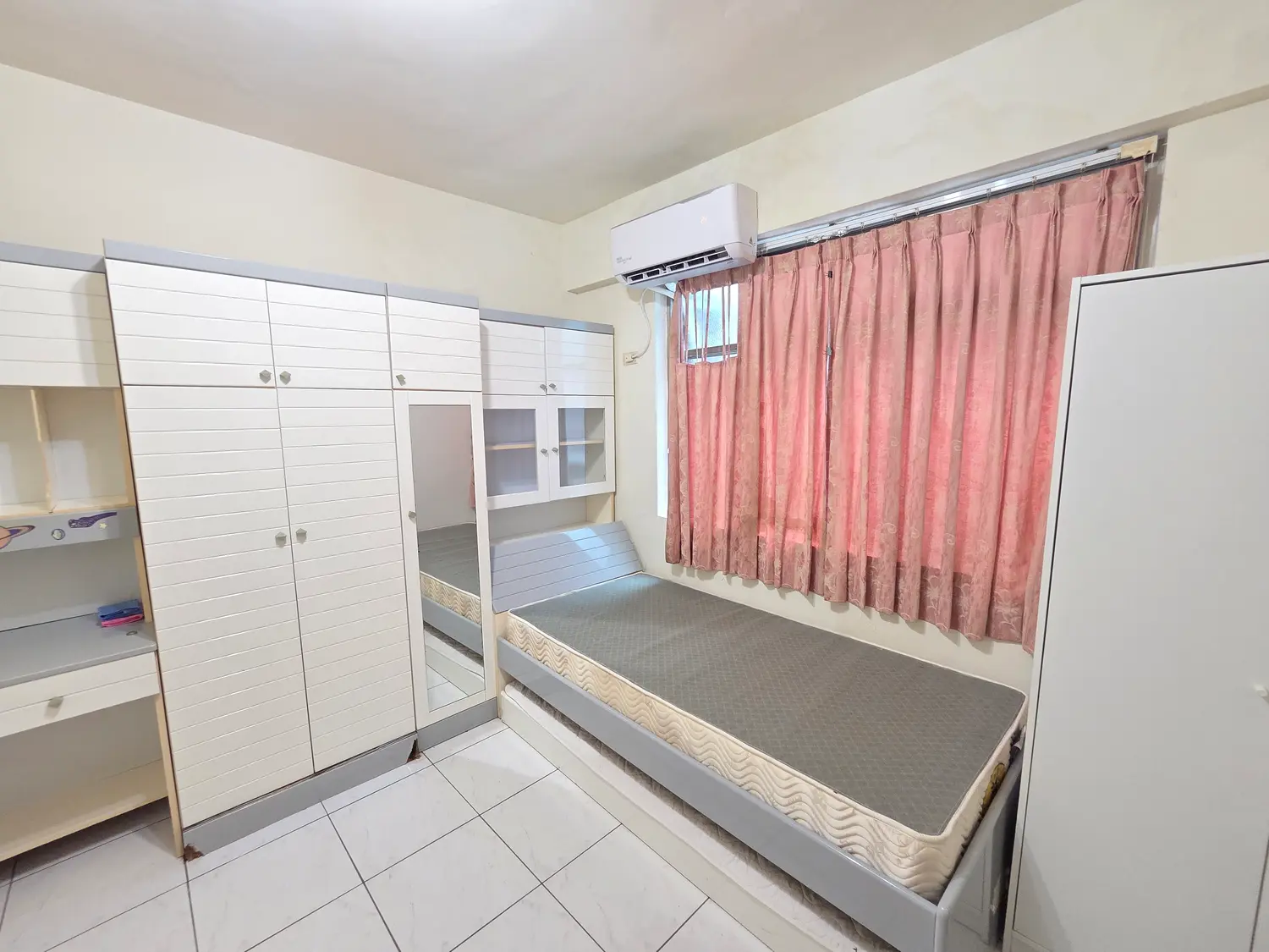 3 bedrooms apartment for rent in Daan District, Taipei City | NT$ 42 000 | 23 ping slide 0
