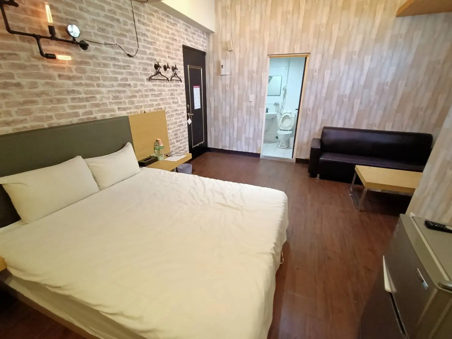 Room for rent in Xitun District, Taichung City | NT$ 8 000 | 8 ping slide 4