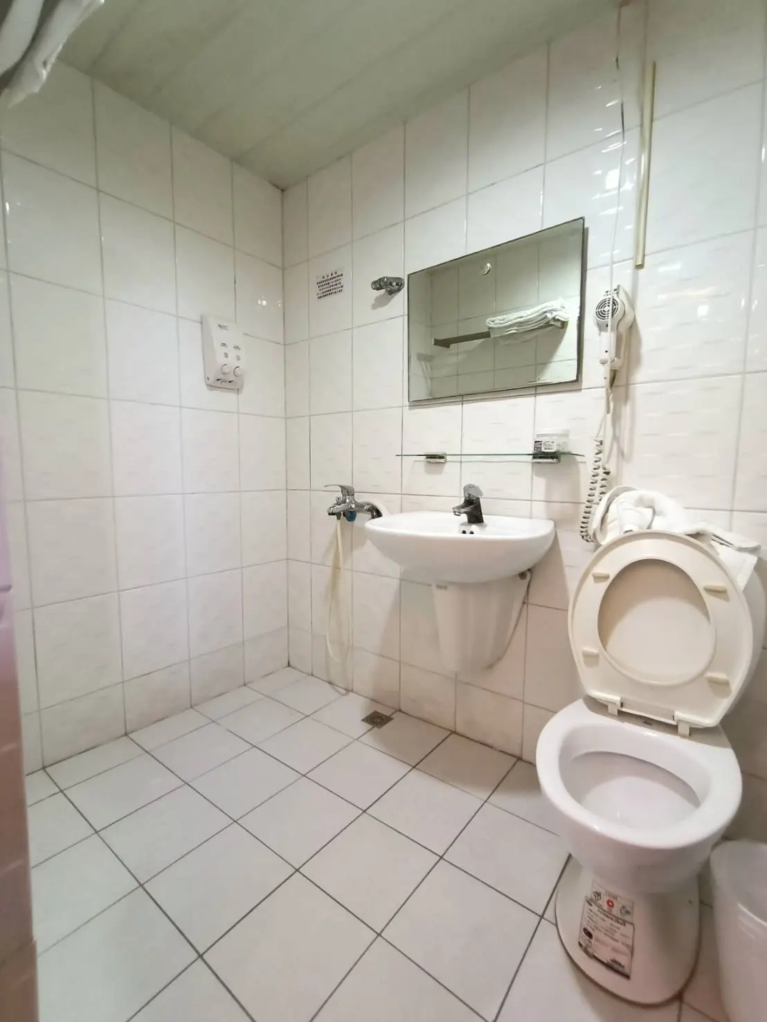 Room for rent in Xitun District, Taichung City | NT$ 8 000 | 8 ping slide 5