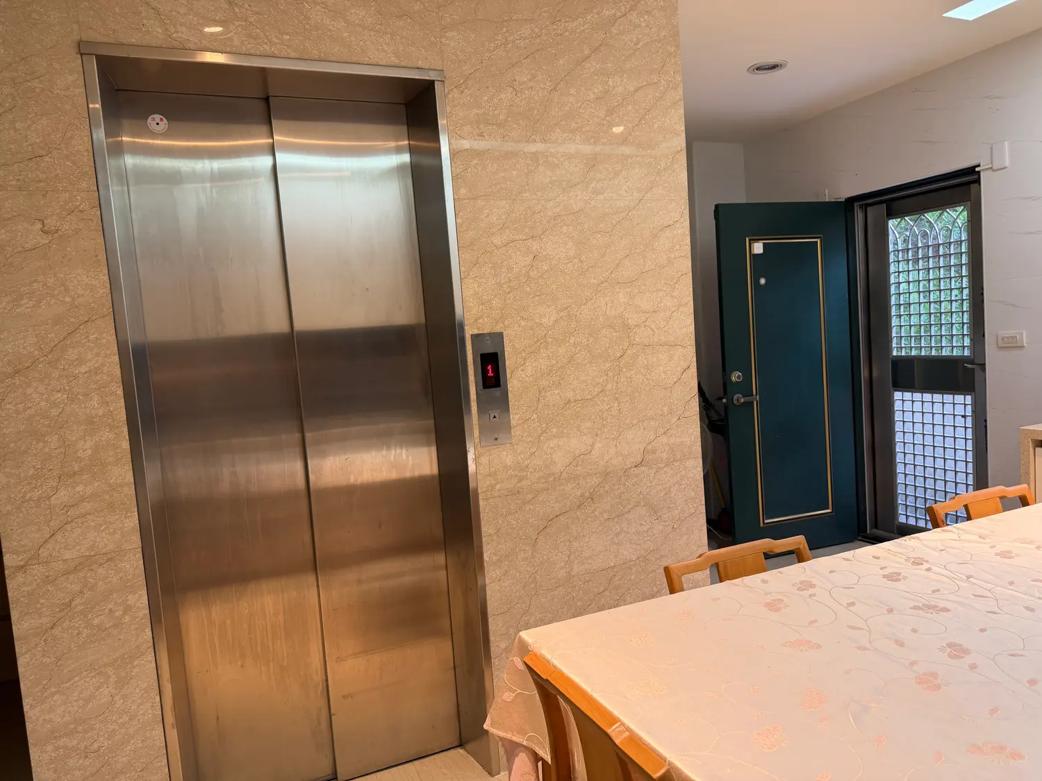 Room for rent in Nantun District, Taichung City | NT$ 16 000 | 17 ping slide 4