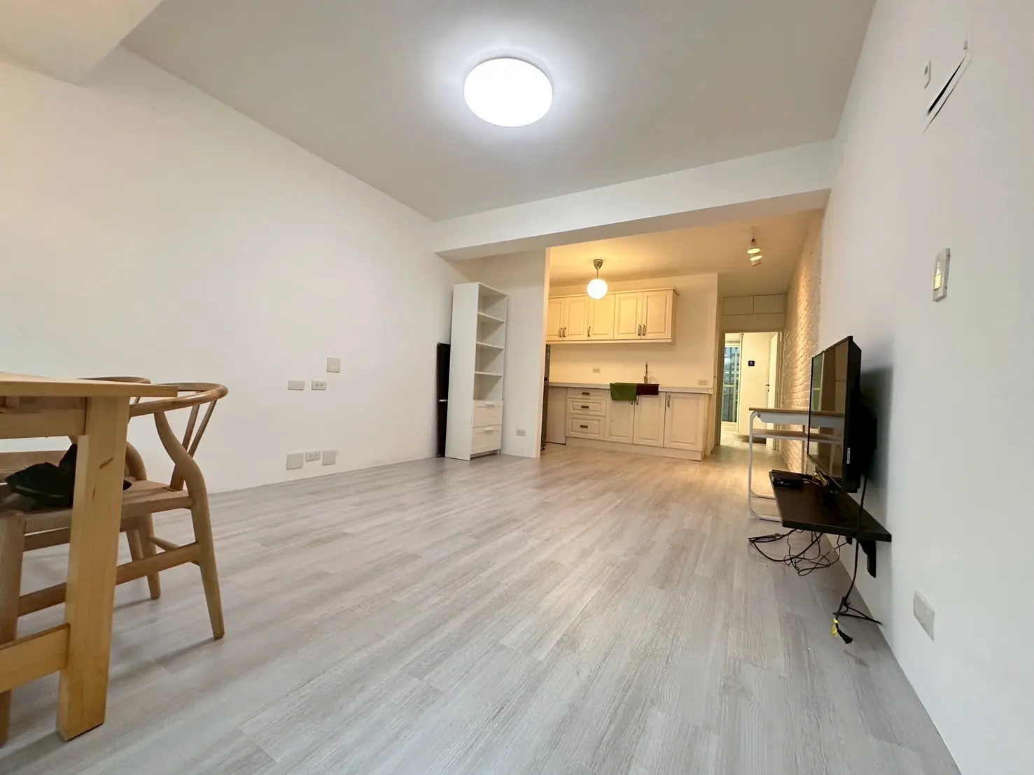 1 room apartment for rent in Songshan District, Taipei City | NT$ 32 000 | 12 ping slide 2