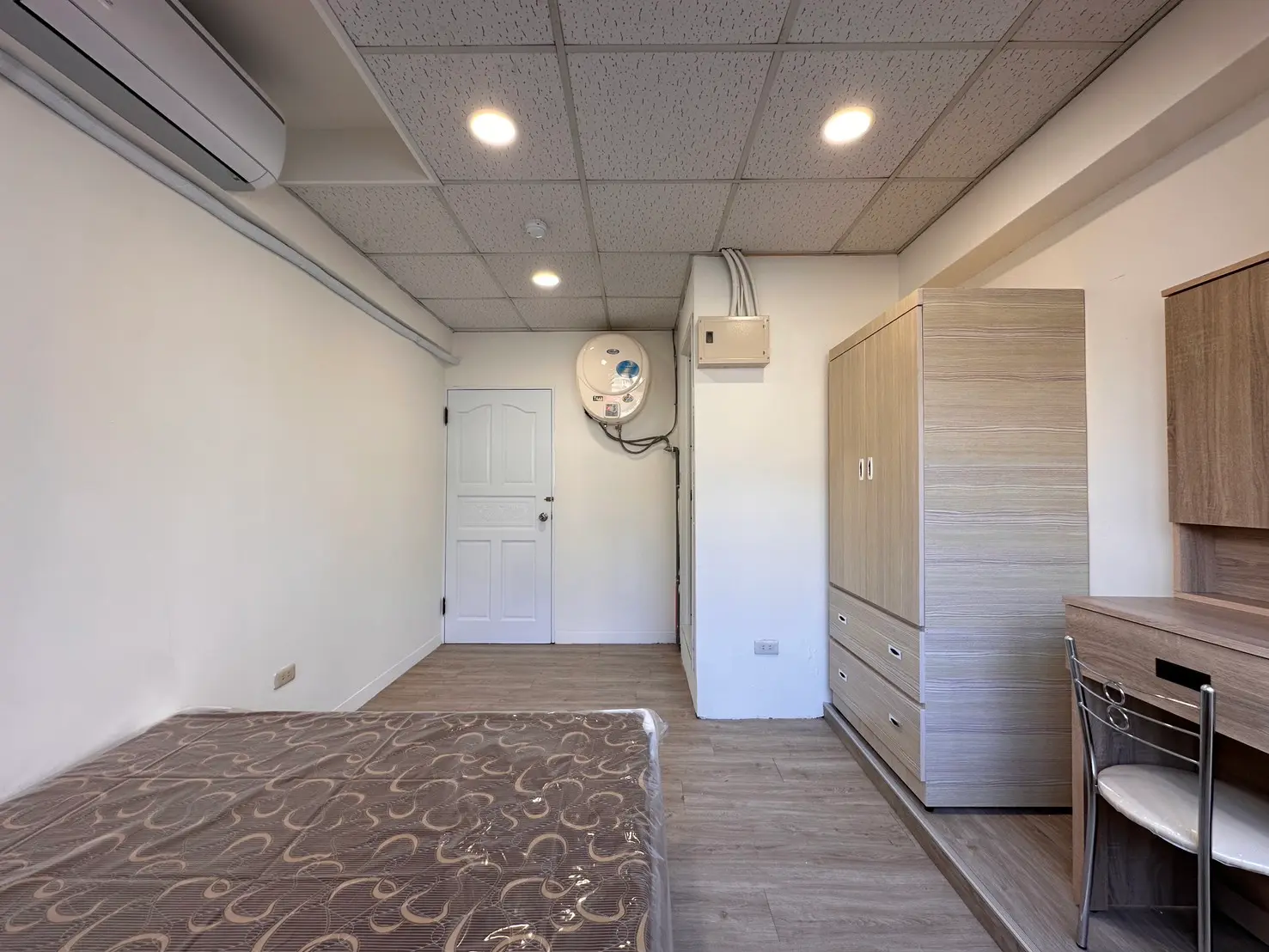 Room for rent in Zhongshan District, Taipei City | NT$ 25 000 | 5 ping slide 5