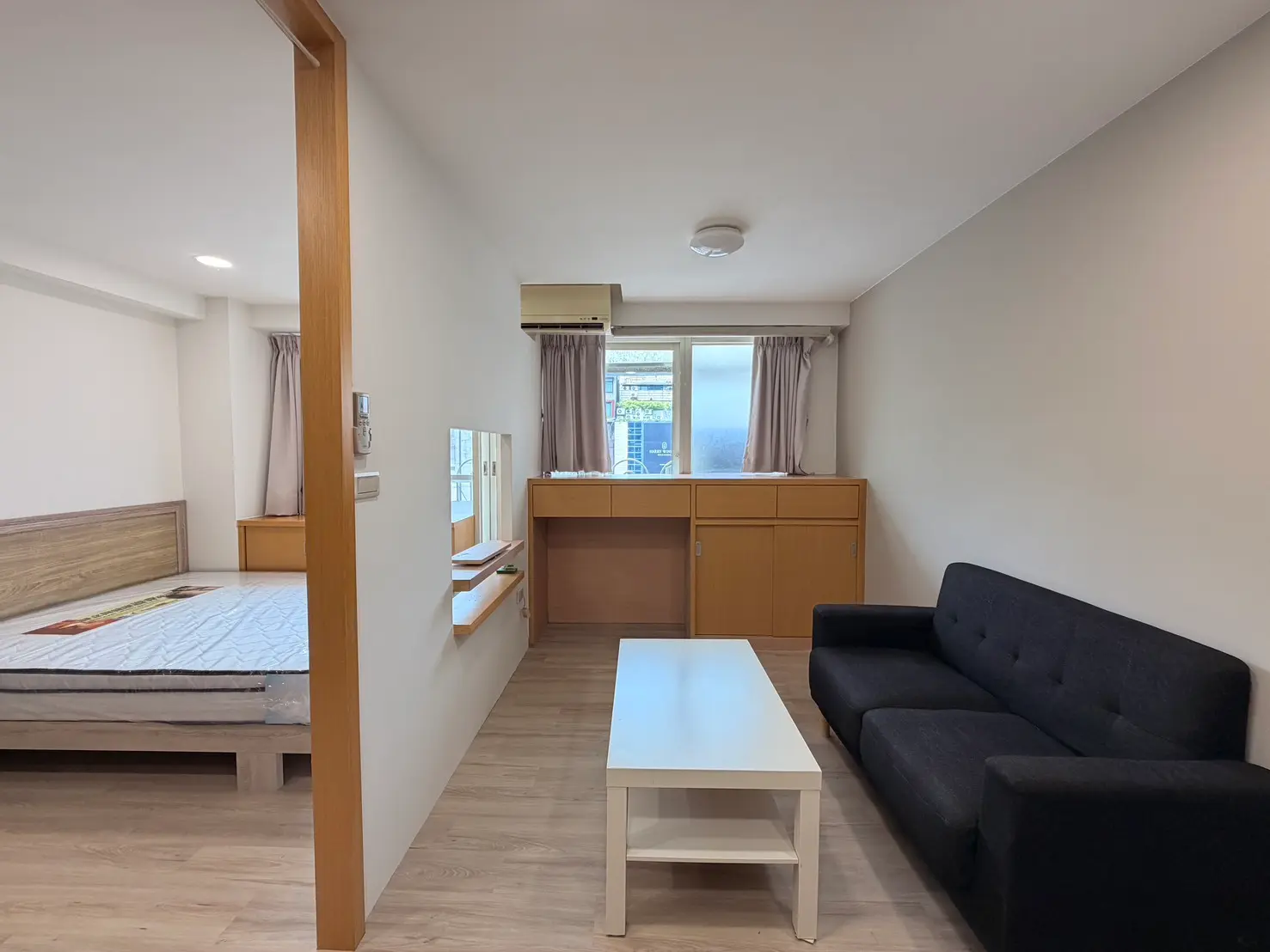 Room for rent in Zhongshan District, Taipei City | NT$ 29 800 | 8 ping slide 2