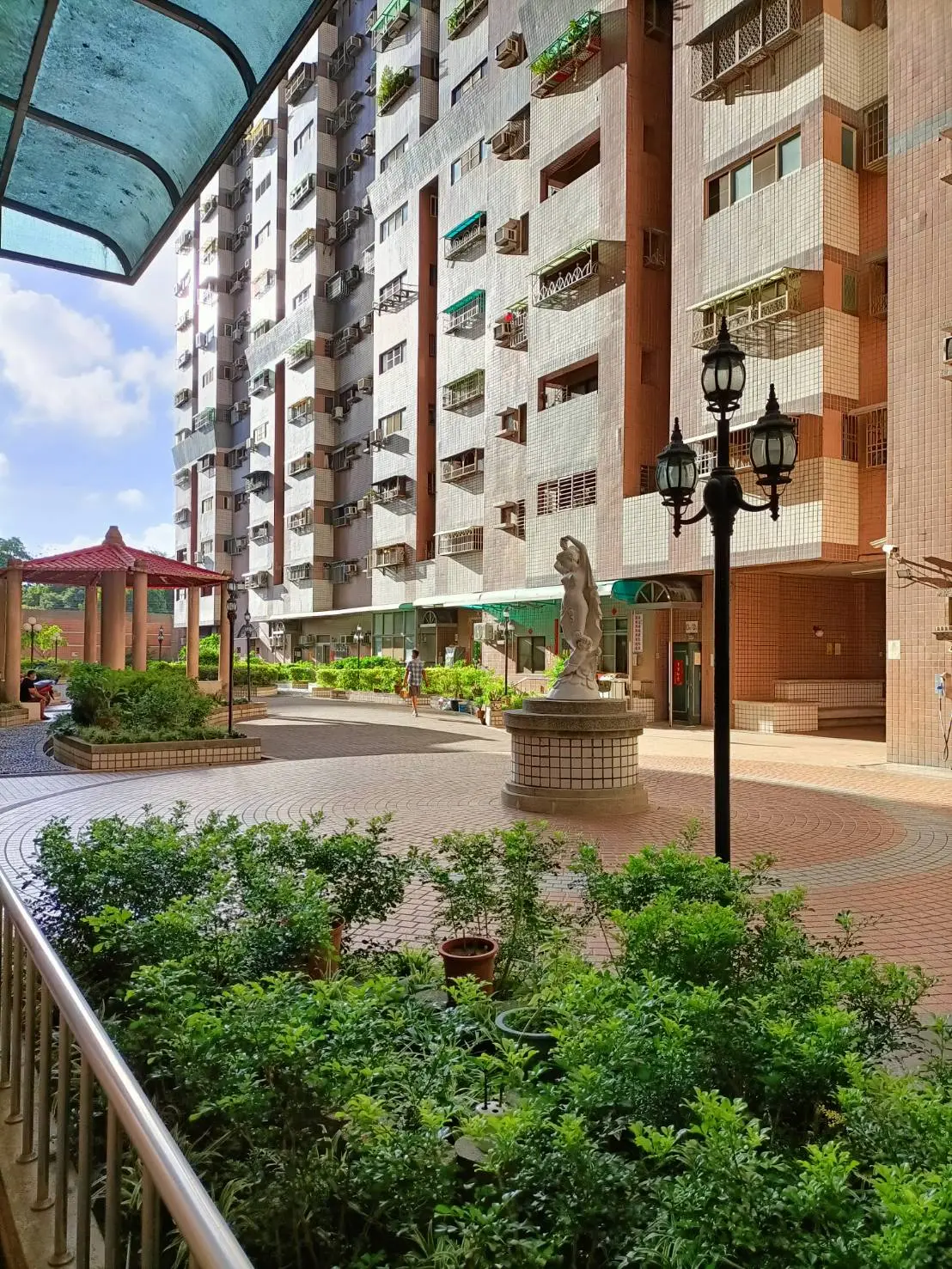 3 bedrooms apartment for rent in Nanzih District, Kaohsiung City | NT$ 15 000 | 19 ping slide 1