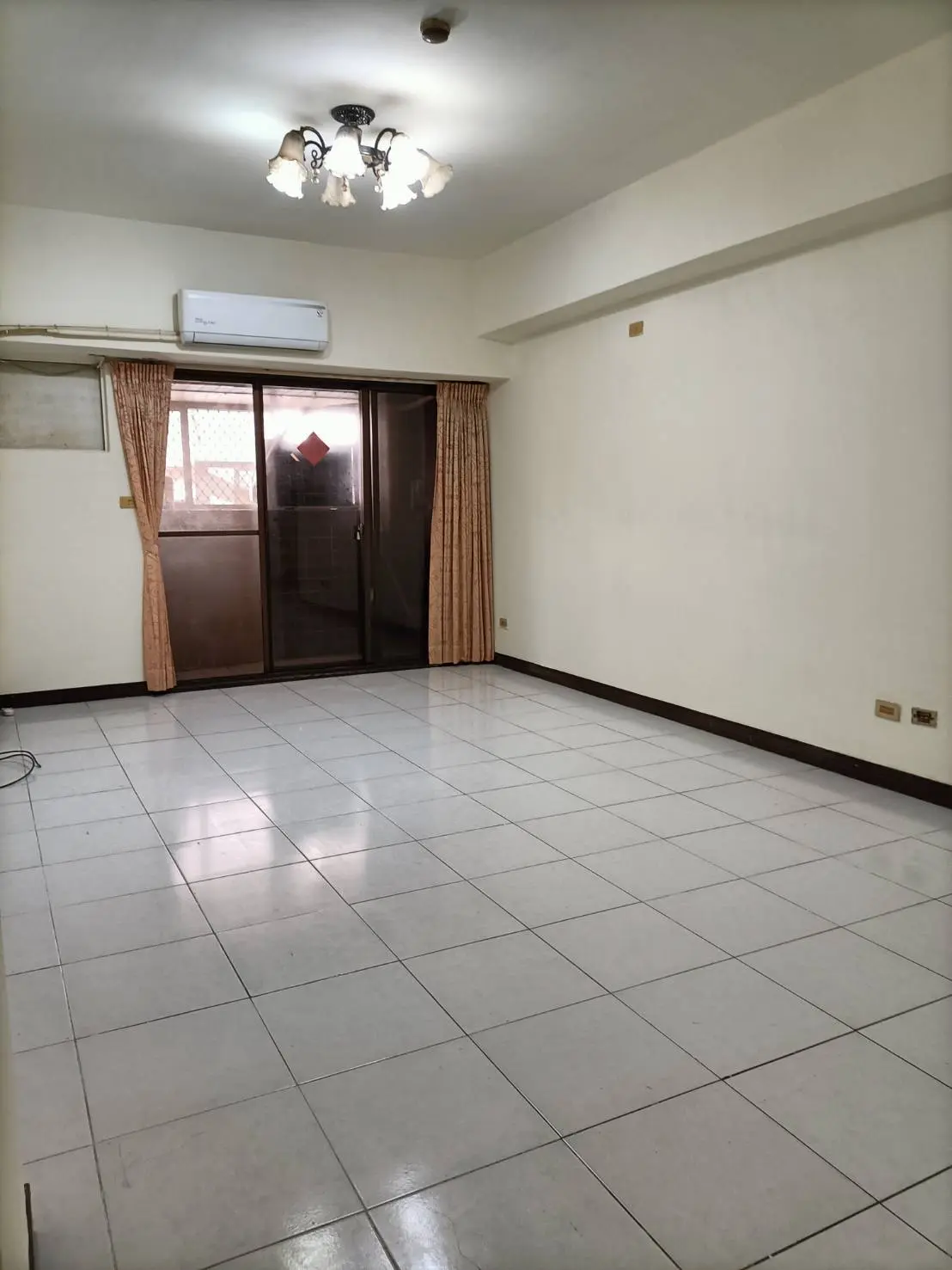 3 bedrooms apartment for rent in Nanzih District, Kaohsiung City | NT$ 15 000 | 19 ping slide 8