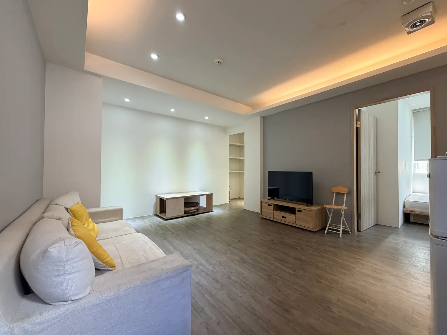 2 bedrooms apartment for rent in Luzhou District, New Taipei City | NT$ 22 800 | 15 ping slide 3