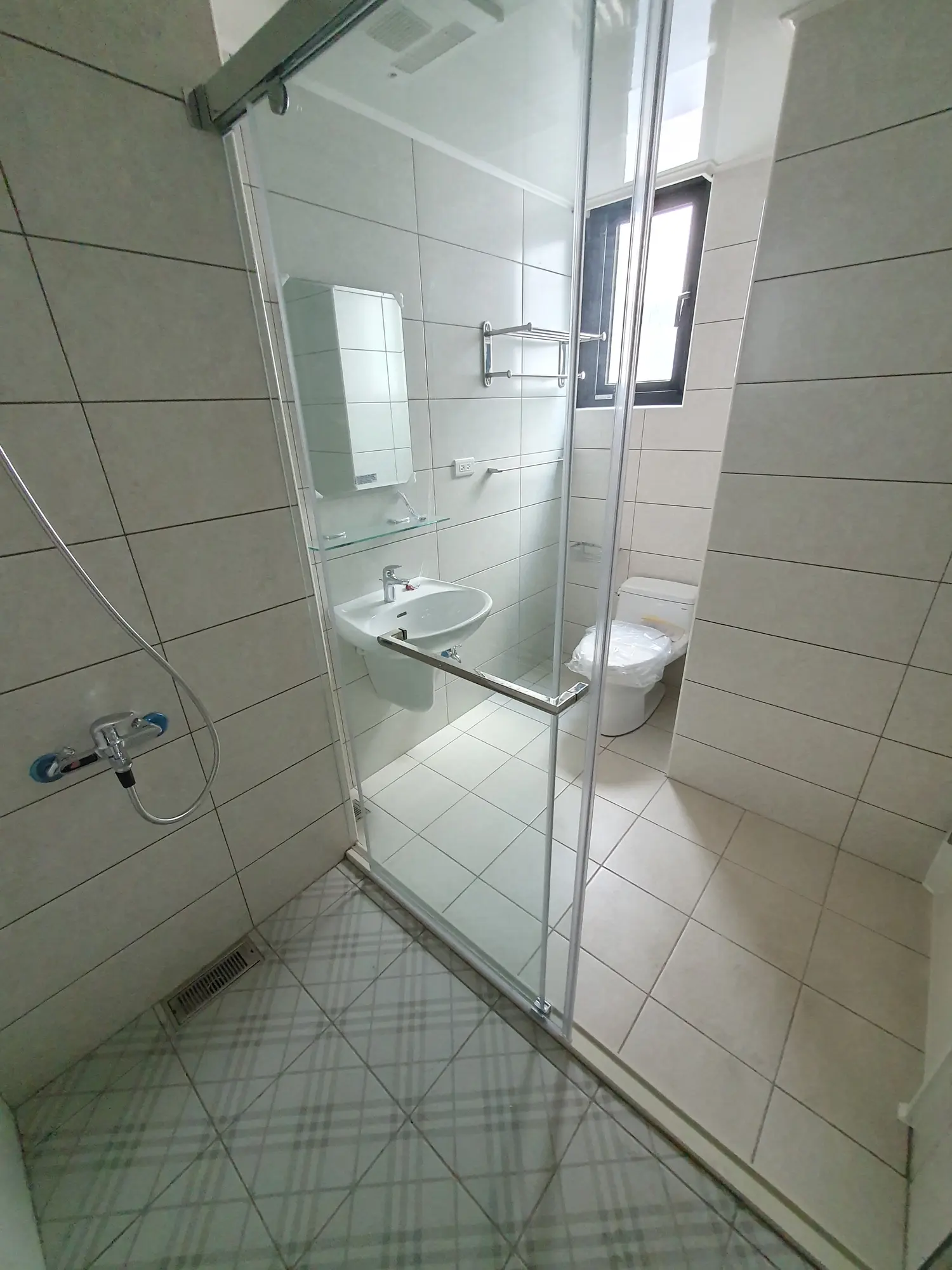 3 bedrooms apartment for rent in Wuqi District, Taichung City | NT$ 27 000 | 32 ping slide 4