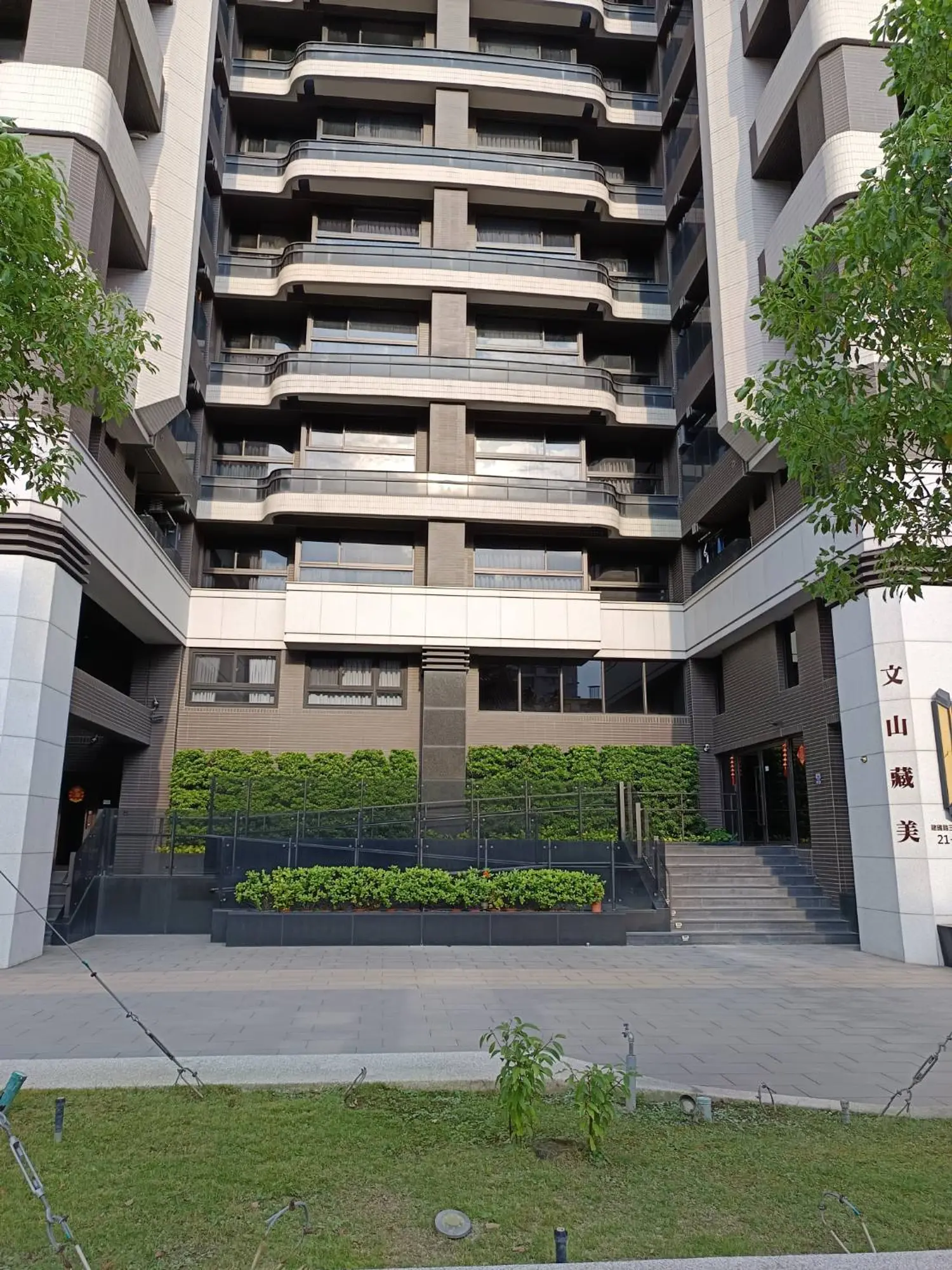 3 bedrooms apartment for sale TWD 11 500 000 - 14 ping - Fengshan District,Kaohsiung City slide 0