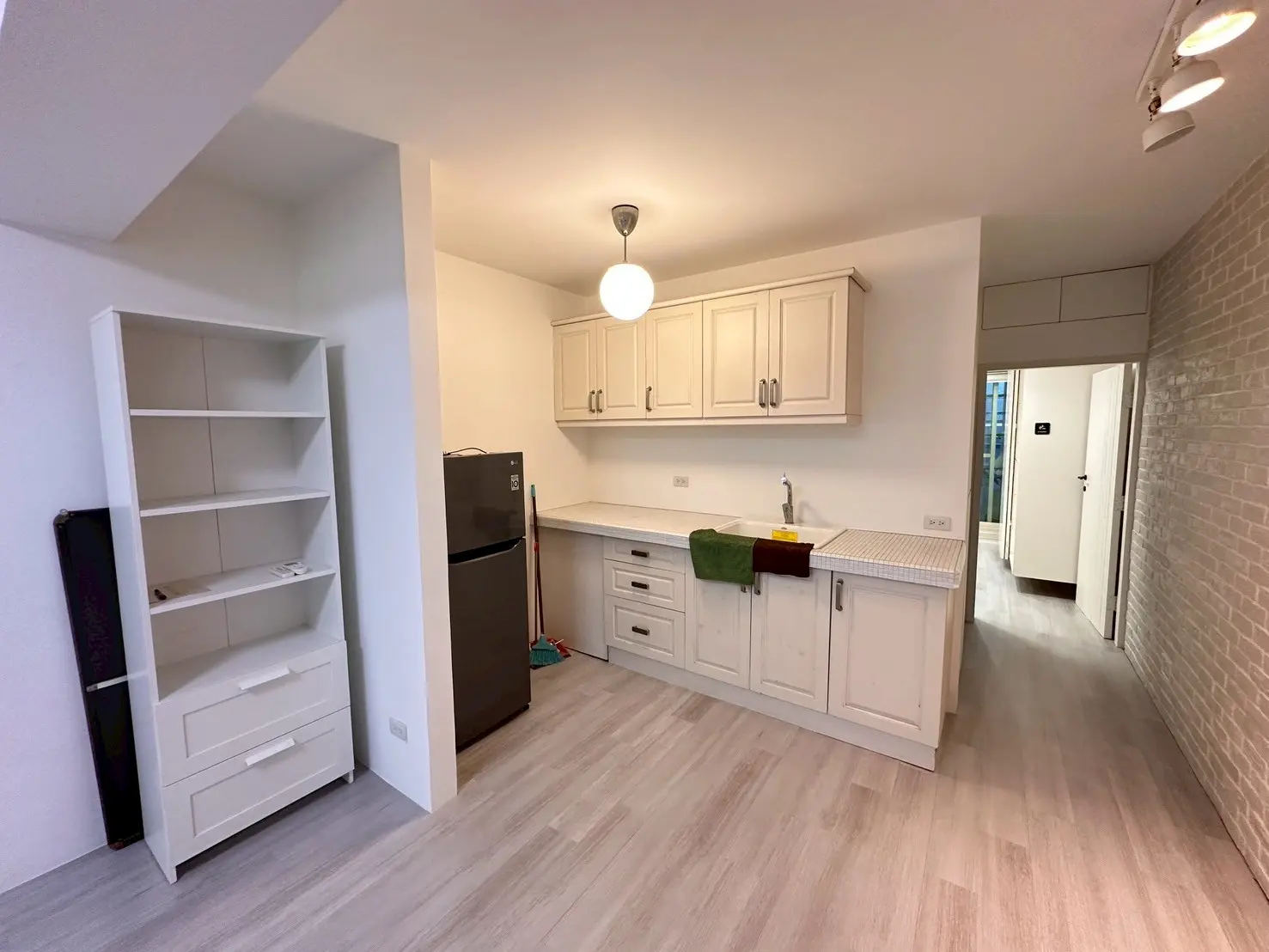 1 room apartment for rent in Songshan District, Taipei City | NT$ 32 000 | 12 ping slide 5