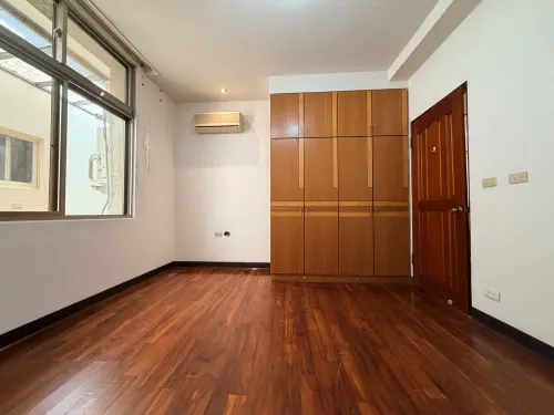 Townhouse for rent NT$ 100 000 - Lane 340, Section 2, Fuxing South Road - 4 bedrooms