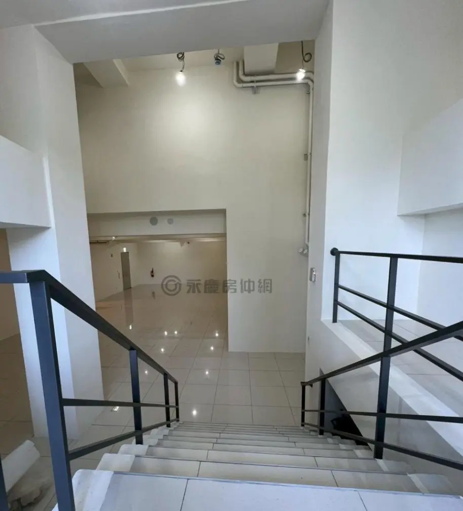 Office for rent in Tamsui District, New Taipei City | NT$ 68 000 | 54 ping slide 3