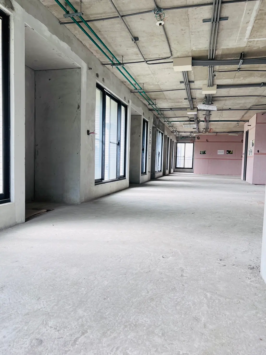 Studio apartment for sale in Zhongshan District, Taipei City | NT$ 69 990 000 | 38 ping slide 0