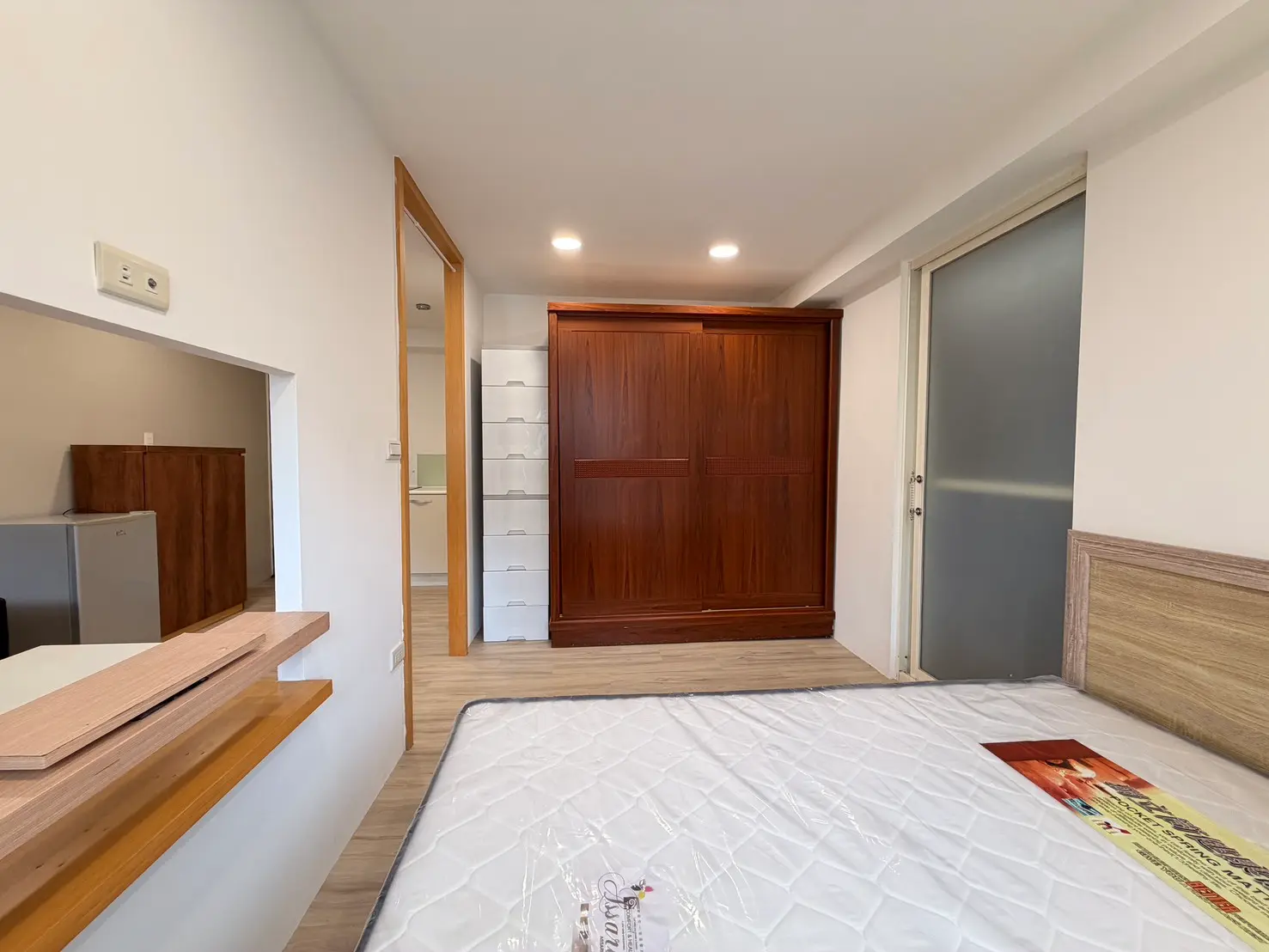 Room for rent in Zhongshan District, Taipei City | NT$ 29 800 | 8 ping slide 5
