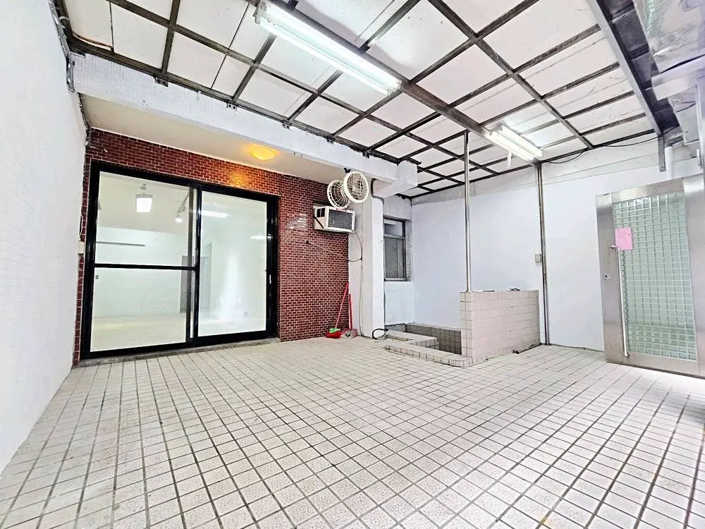 Office for rent in Xinyi District, Taipei City | NT$ 43 000 | 37 ping slide 0