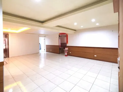 Shop / Retail for sale in Nantun District, Taichung City | NT$ 5 655 000 | 125 ping slide 4