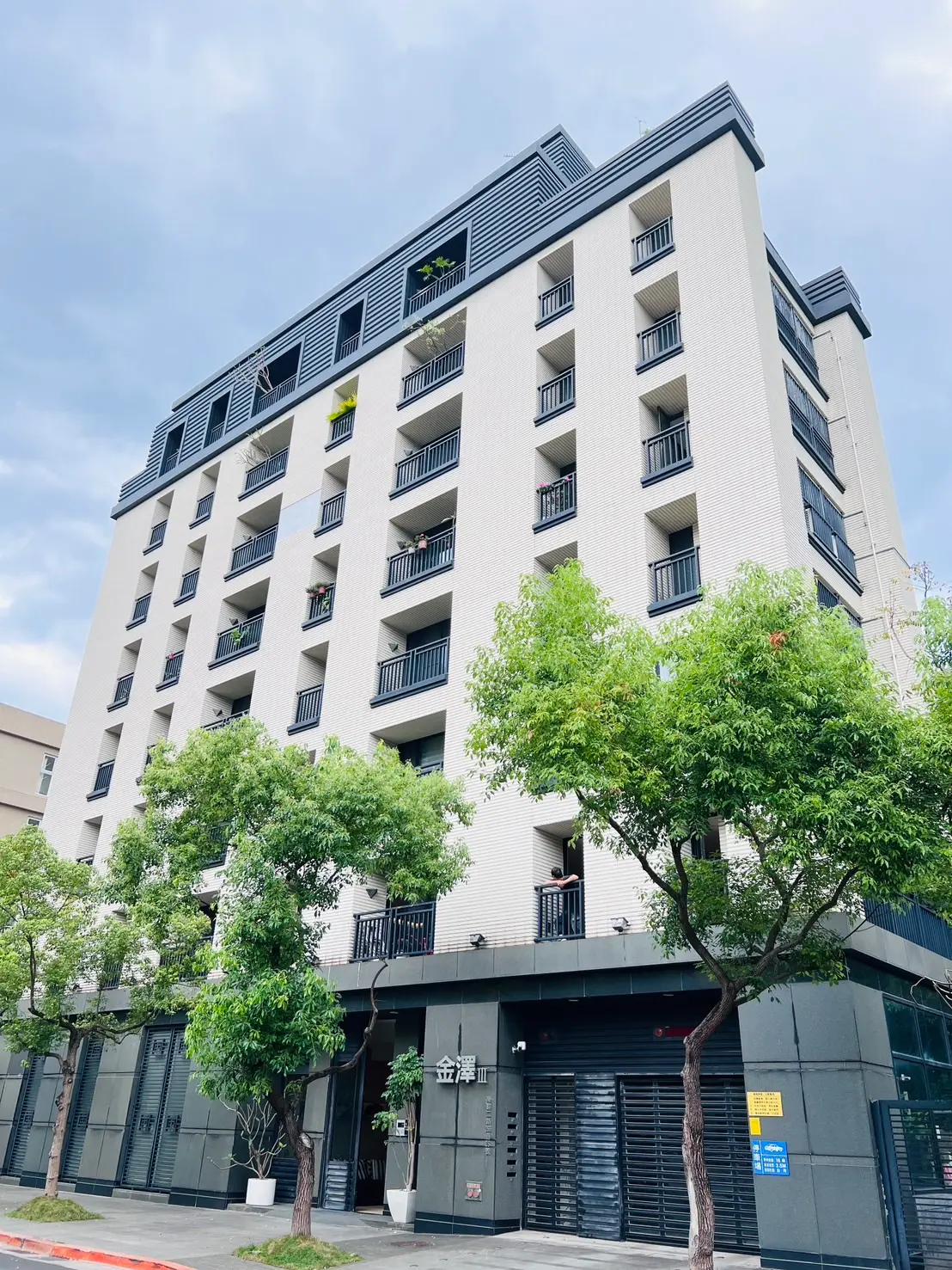 Studio apartment for sale in Zhongshan District, Taipei City | NT$ 69 990 000 | 38 ping slide 8