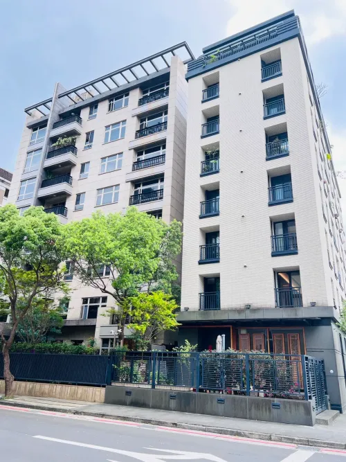 Studio apartment for sale in Zhongshan District, Taipei City | NT$ 69 990 000 | 38 ping slide 9